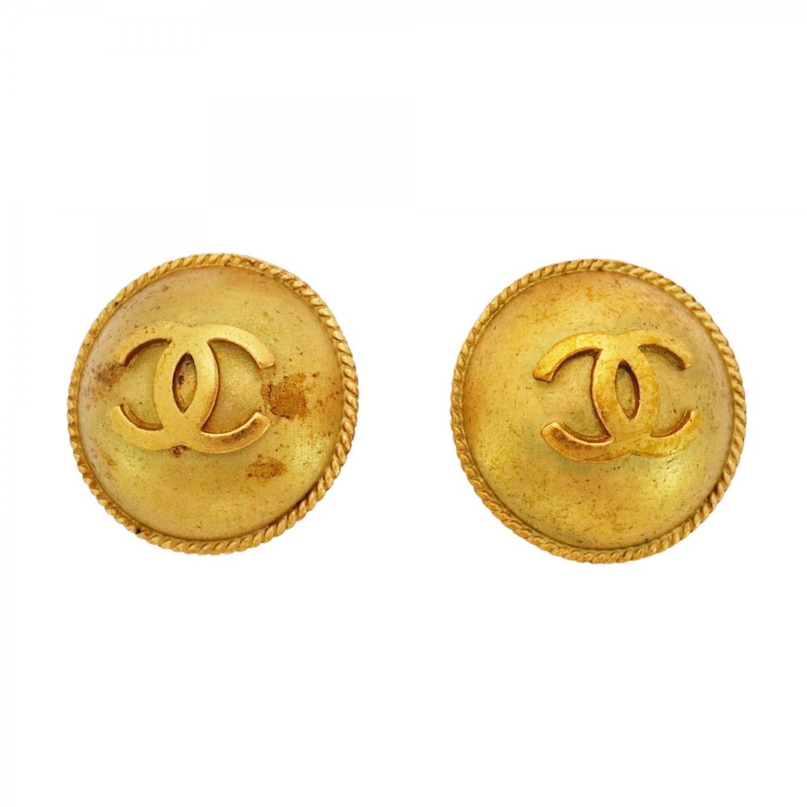 Clip earrings gold plating by Chanel: Clip earrings gold plating by Chanel Clip earrings in gold plating by Chanel, featuring a classic design with a touch of luxury. Traces of usage are visible, and minor damages/dirt can be seen, but th