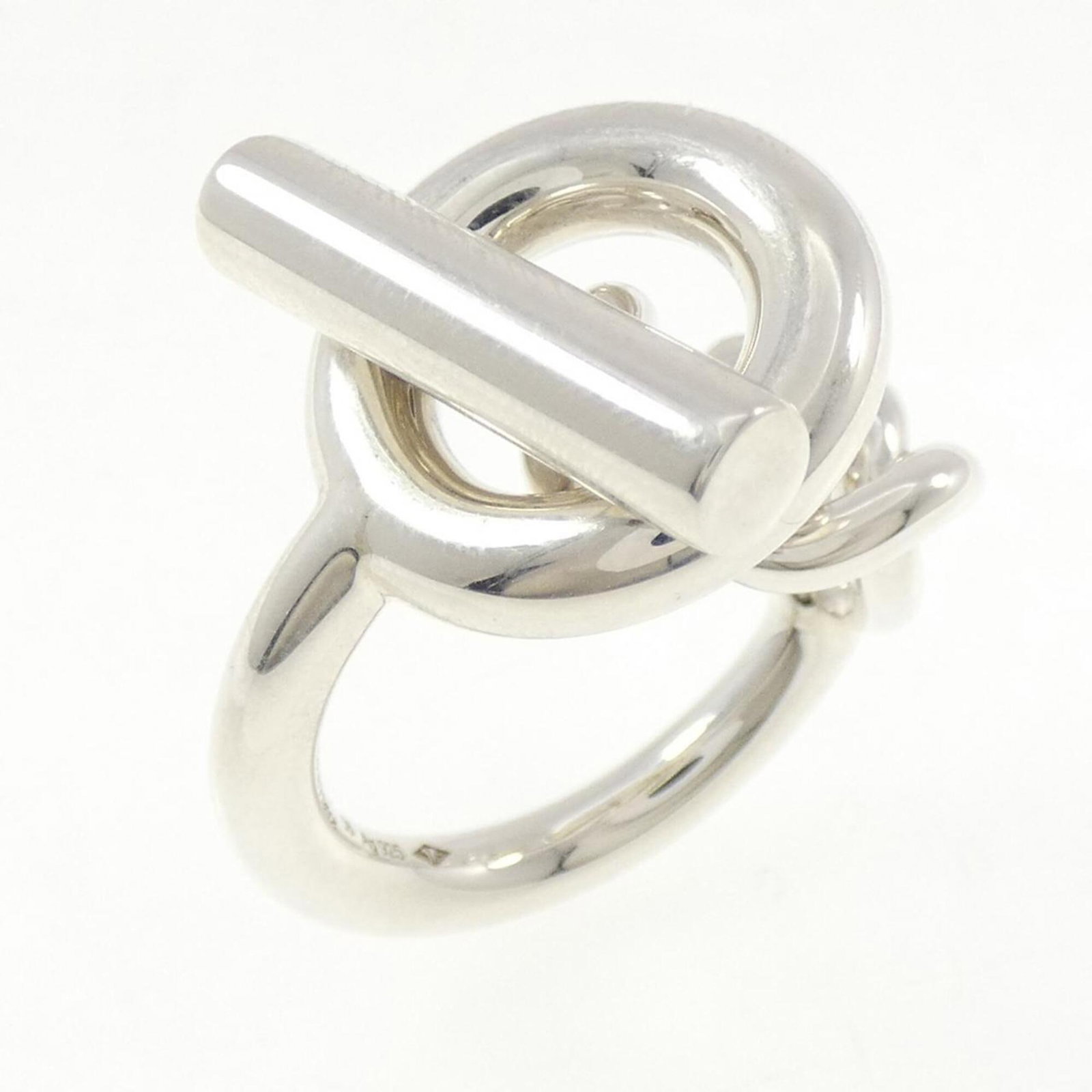 Ring Hermes Silver Band 925: Ring Hermes Silver Band 925 Silver band ring from Hermes, made from high-quality 925 silver. The ring bears some minor scratches and traces of usage but remains in very good condition, suitable for ev