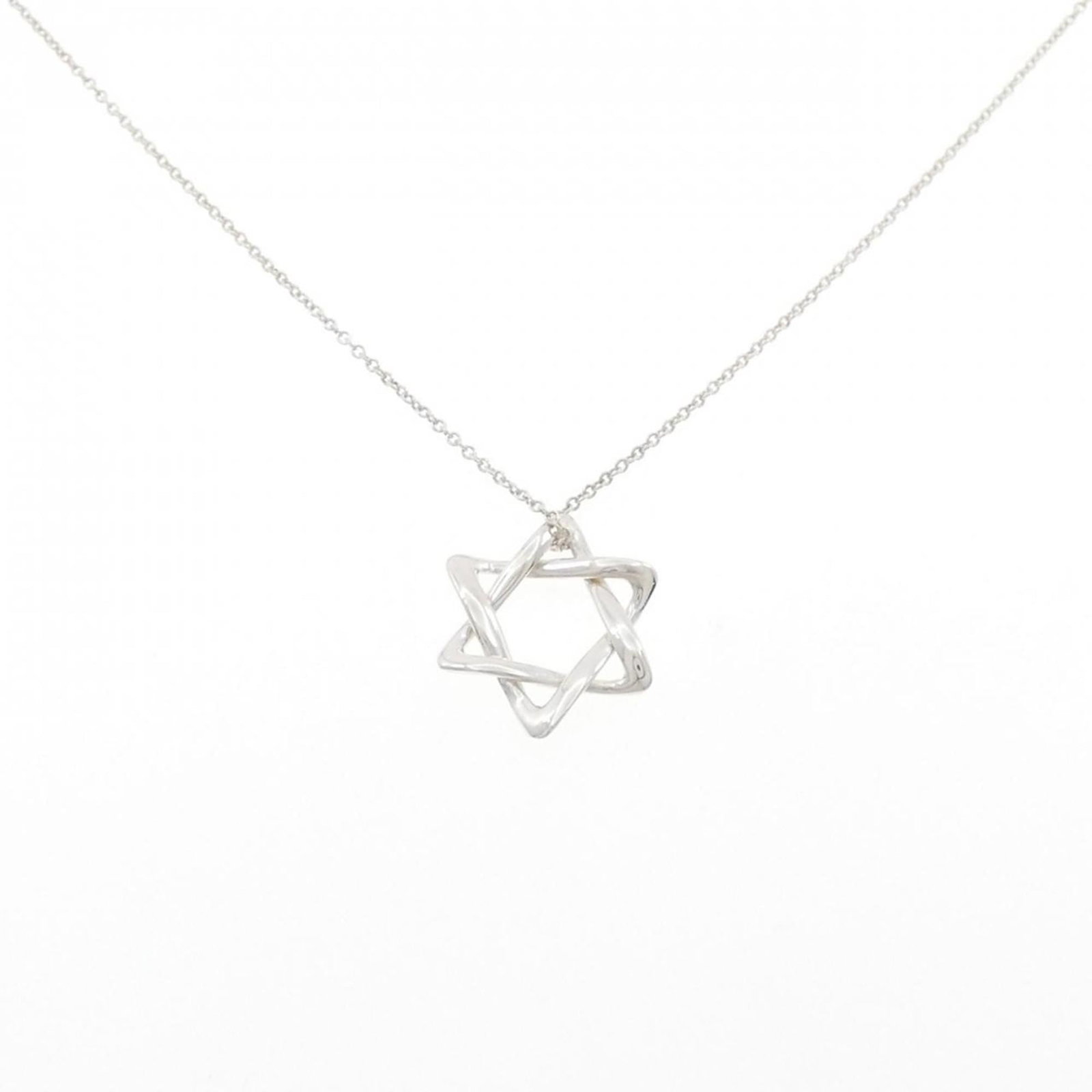 David Tiffany Necklace: David Tiffany Necklace The David Tiffany Necklace is a silver 925 pendant necklace with a 41 cm / 16.14'' neck circumference, featuring a 18.3mm x 15.8mm pendant size. This used item has a few traces
