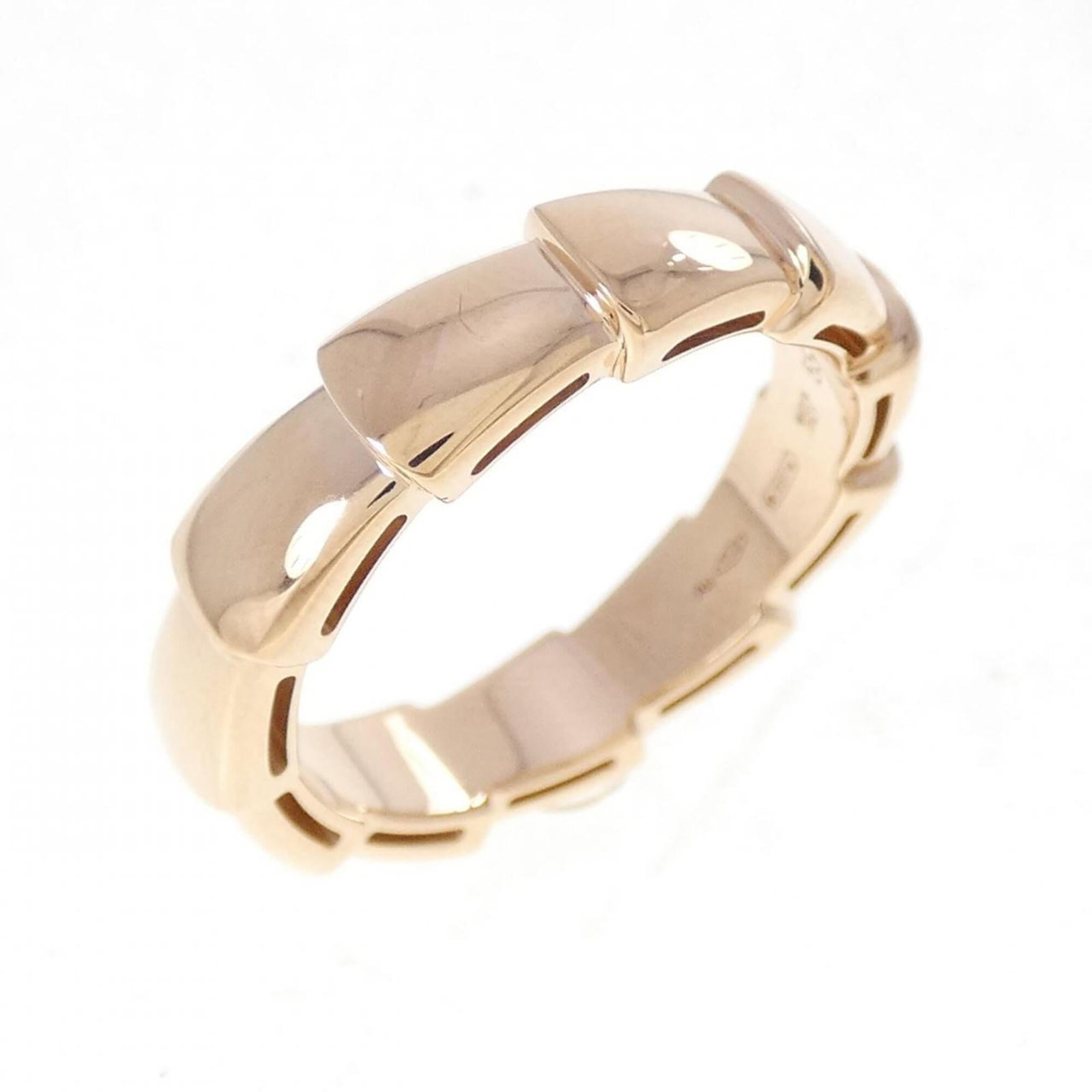 Pink Gold 18K Bvlgari Band Ring: Pink Gold 18K Bvlgari Band Ring Pink Gold 18K Bvlgari Band Ring features a luxurious pink gold (18K) material, adding an elegant touch to any outfit. This refurbished ring boasts hardly any traces of