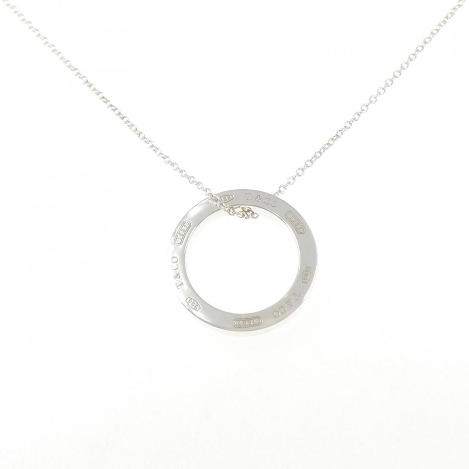 Circle necklace Tiffany 1837: Circle necklace Tiffany 1837 Silver Circle Necklace from Tiffany & Co. (1837) boasts a classic design with a silver pendant measuring 17.7mm x 17.7mm, set against a 40cm chain. This elegant piece is c