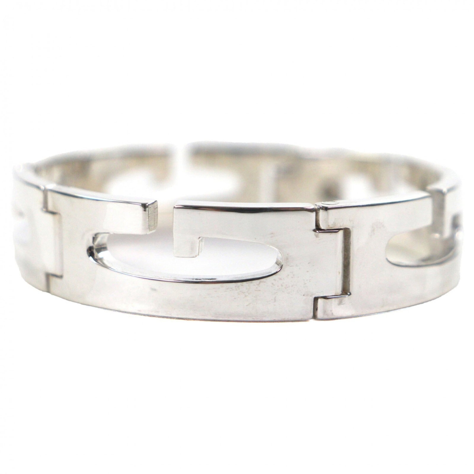 Gucci Charm Bracelet Silver 925: Gucci Charm Bracelet Silver 925 Silver 925 Gucci Charm Bracelet, a stylish accessory with a subtle touch of luxury. This used charm bracelet boasts a silver finish and measures 17.5cm in length, featu