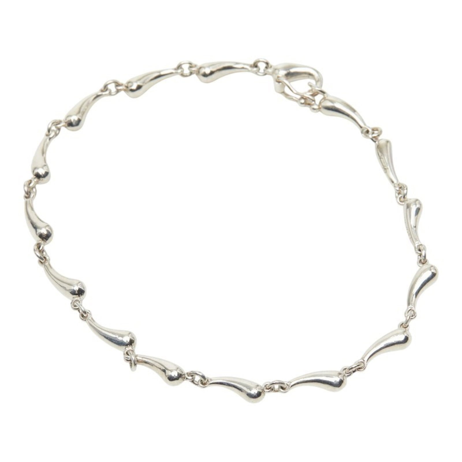 Charm Tiffany Bracelet 925 Silver: Charm Tiffany Bracelet 925 Silver Silver charm bracelet from Tiffany, made from 925 sterling silver, with a length of 17cm. The bracelet has some minor scratches and dirt, but remains in very good con