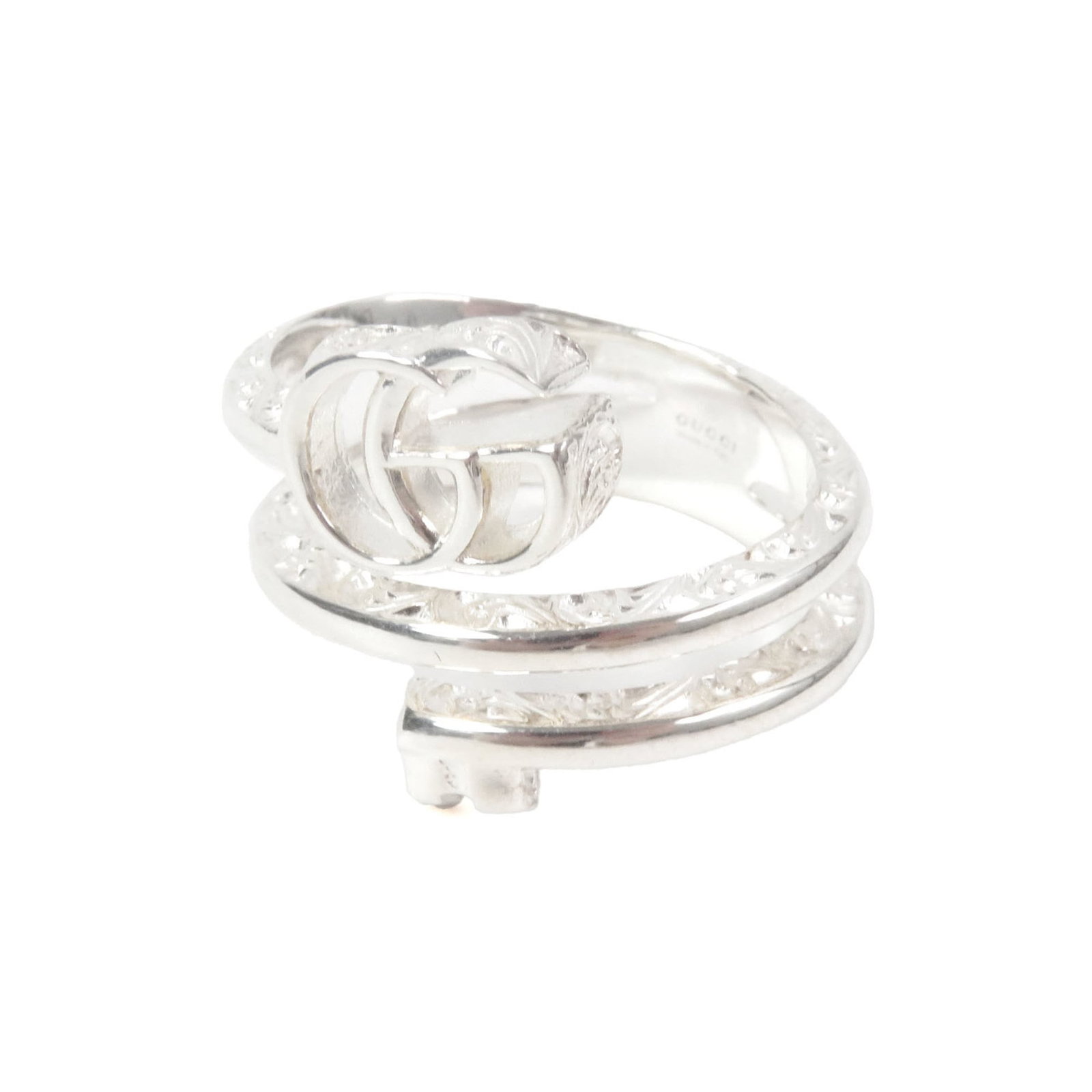 Gucci ring band silver 925: Gucci ring band silver 925 Silver 925 ring band from Gucci, featuring a sleek and modern design. This item is in mint condition, with the characteristic silver finish remaining vibrant and intact.