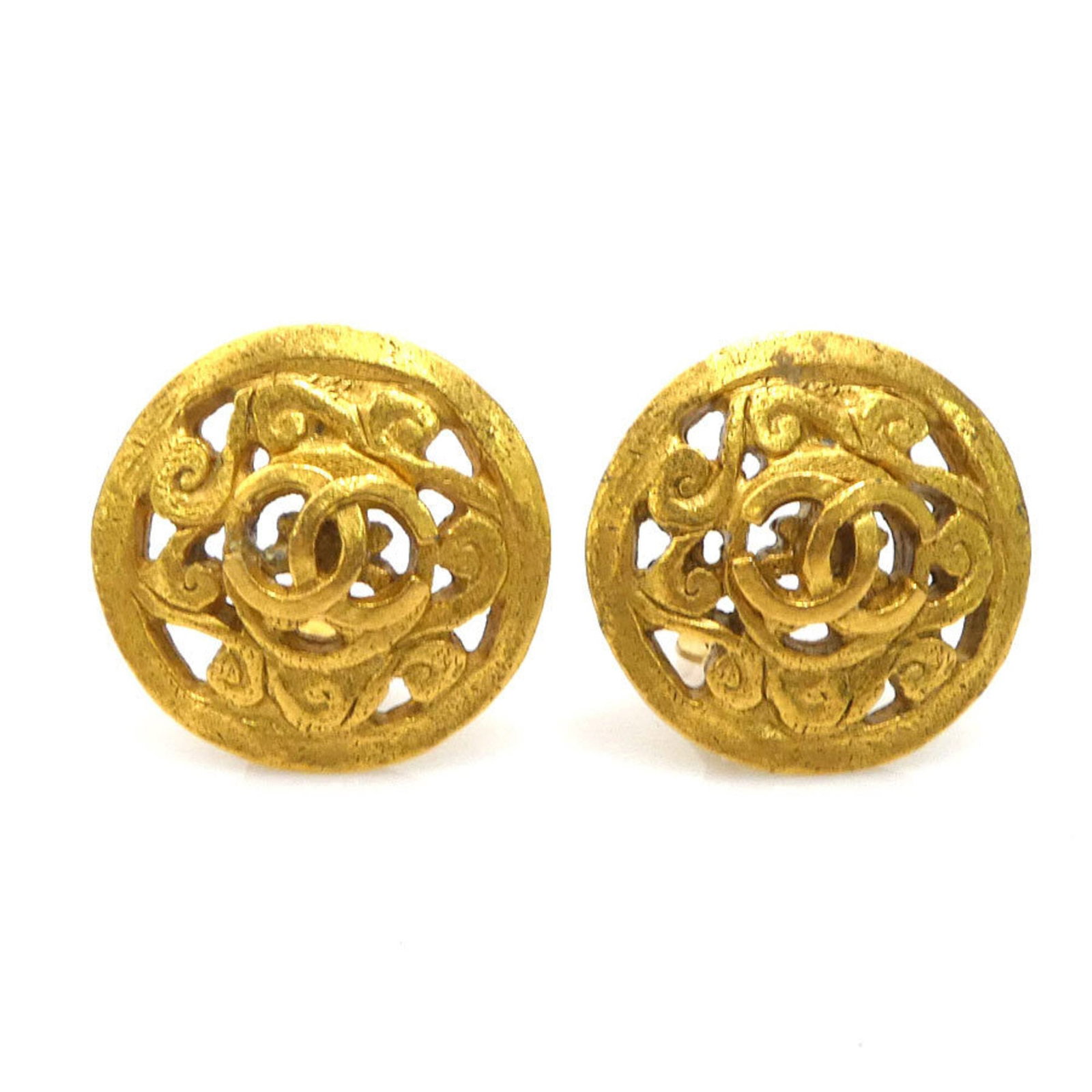 Clip earrings metal by Chanel: Clip earrings metal by Chanel Gold clip earrings by Chanel, bearing traces of usage and minor scratches. These metal earrings are in good condition despite showing signs of wear. The classic design re