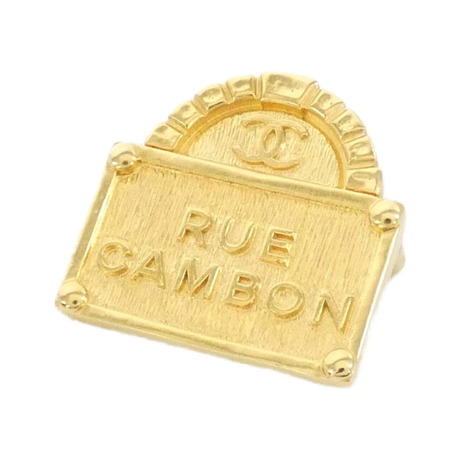 Chanel Brooch: Chanel Brooch This gold Chanel brooch boasts a sleek, timeless design. Measuring 3cm x 3cm, it features a few subtle traces of usage and minor scratches/dirt, but remains in very good condition