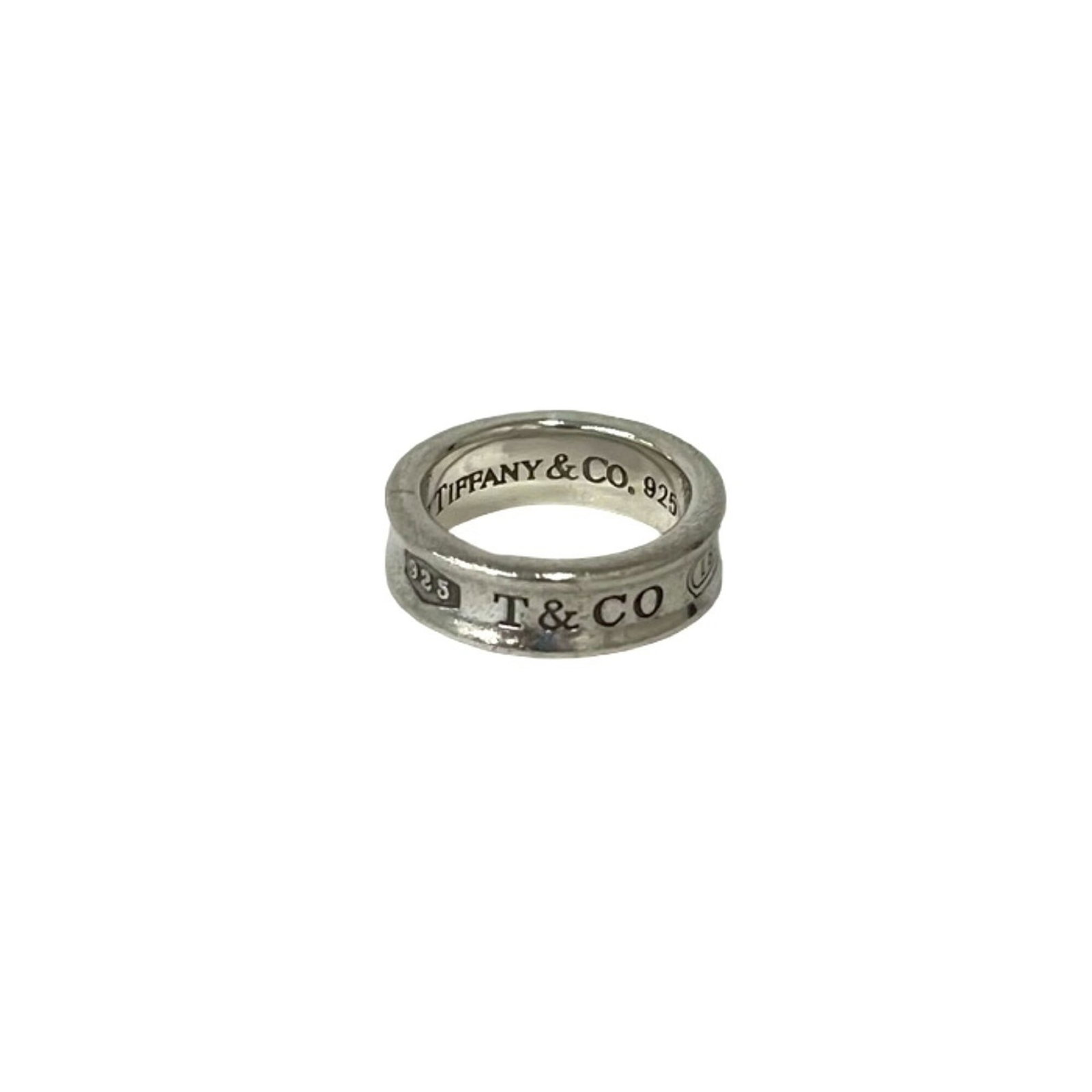 Tiffany Band Ring Silver 925: Tiffany Band Ring Silver 925 Silver band ring from Tiffany, made with high-quality silver 925 material. The ring features a classic design and bears a signature, adding a touch of elegance to any