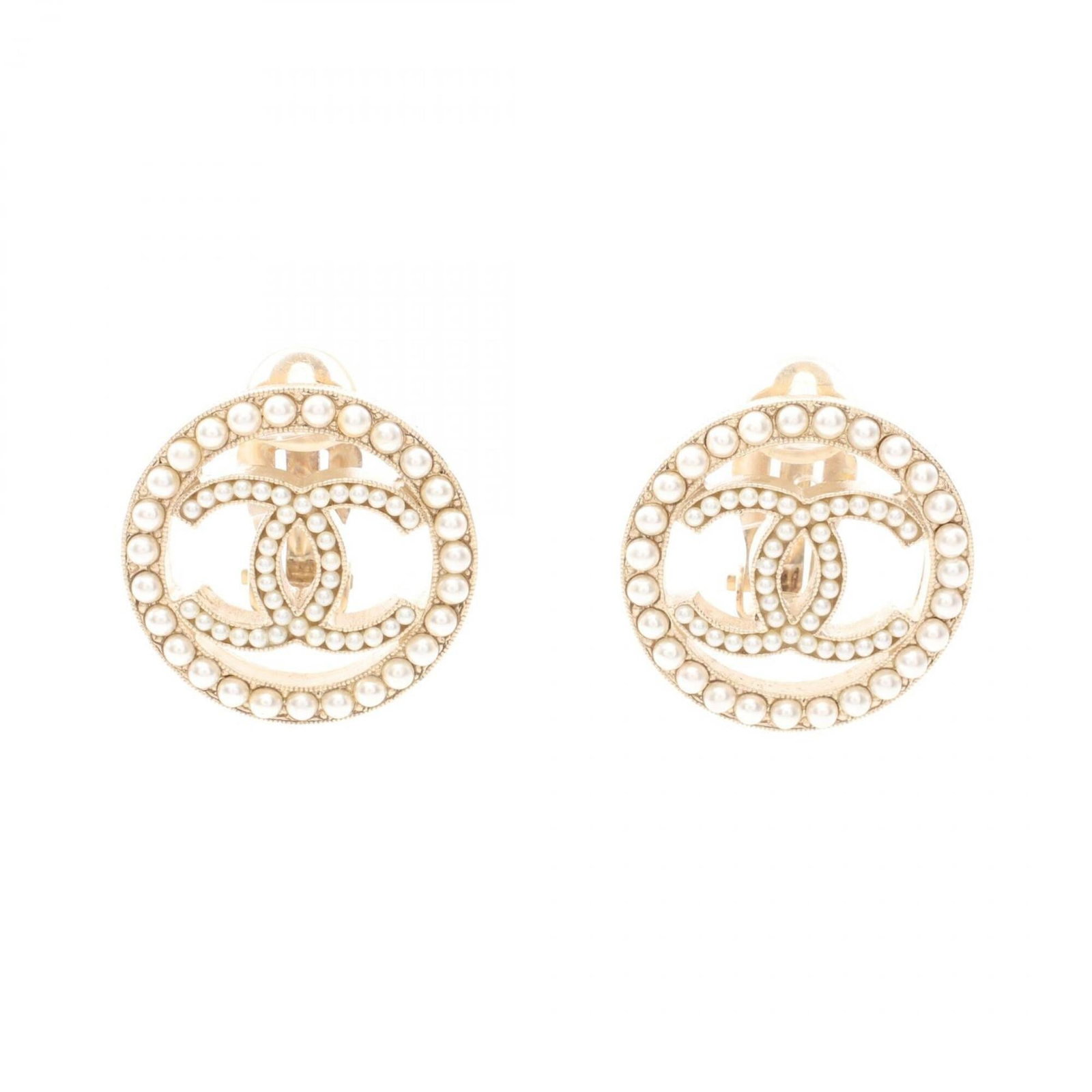 Clip earrings gold plating by Chanel: Clip earrings gold plating by Chanel Clip earrings in gold plating by renowned luxury brand Chanel, featuring a sleek and modern design. The earrings are made from durable gold plating material and ha