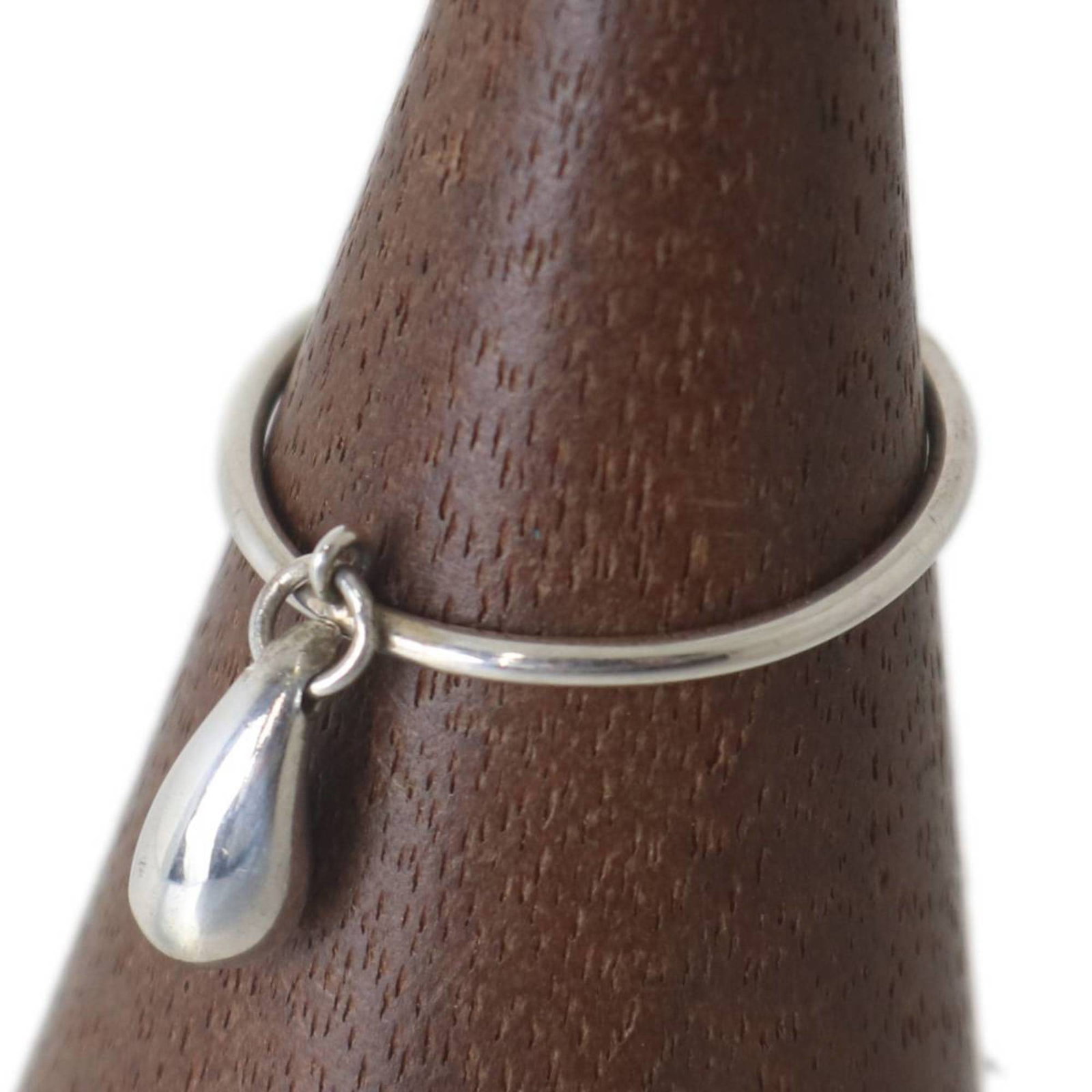 Tiffany Band Ring Silver 925: Tiffany Band Ring Silver 925 Silver 925 band ring from Tiffany, featuring a slender 1mm width and weighing just 1.4g. Brought to you in used condition with traces of usage, scratches, and dirt