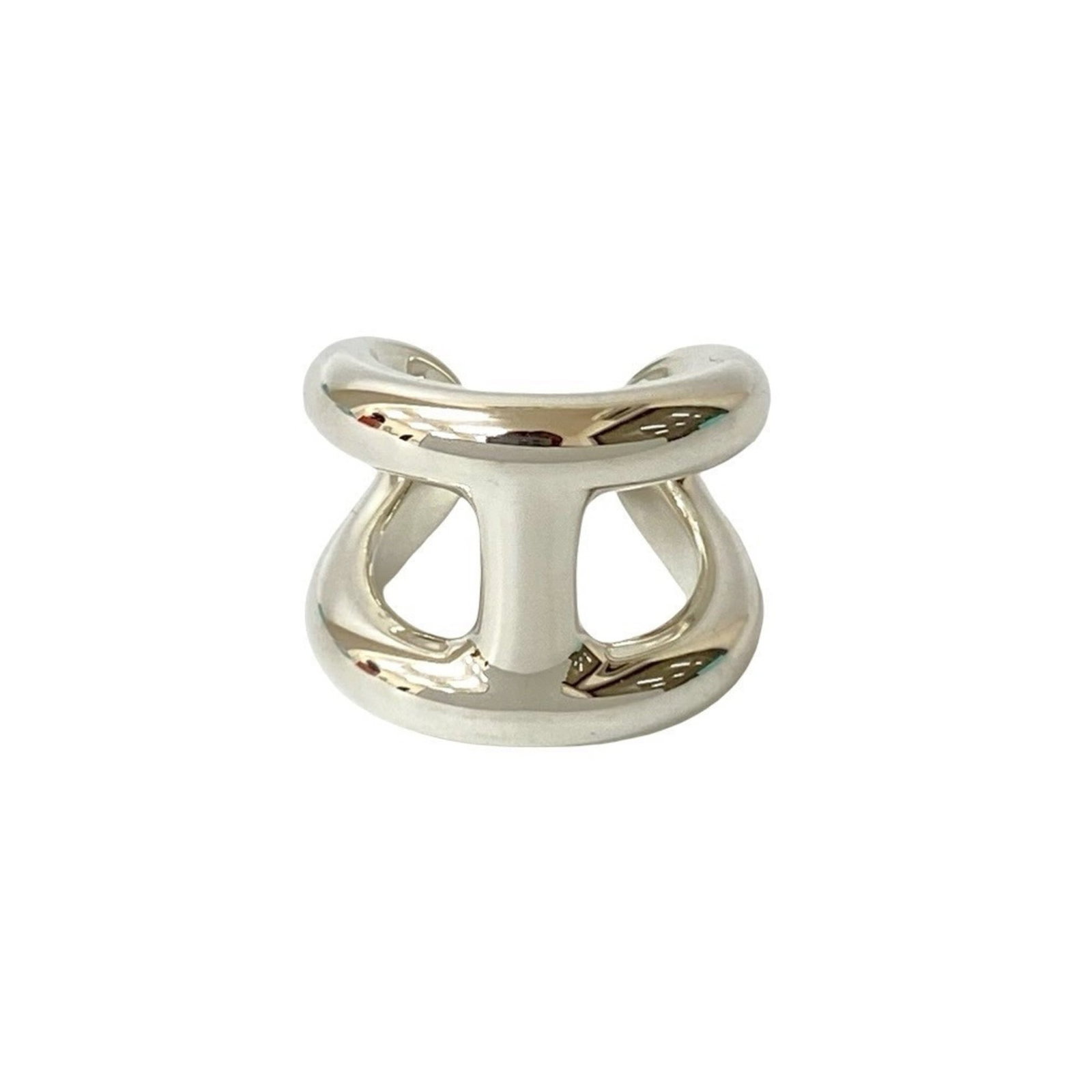 Ring Hermes Silver Band 925: Ring Hermes Silver Band 925 Silver band ring from Hermes, made from high-quality silver 925 material. The ring bears traces of usage and shows minor scratches/dirt but remains in good condition. A