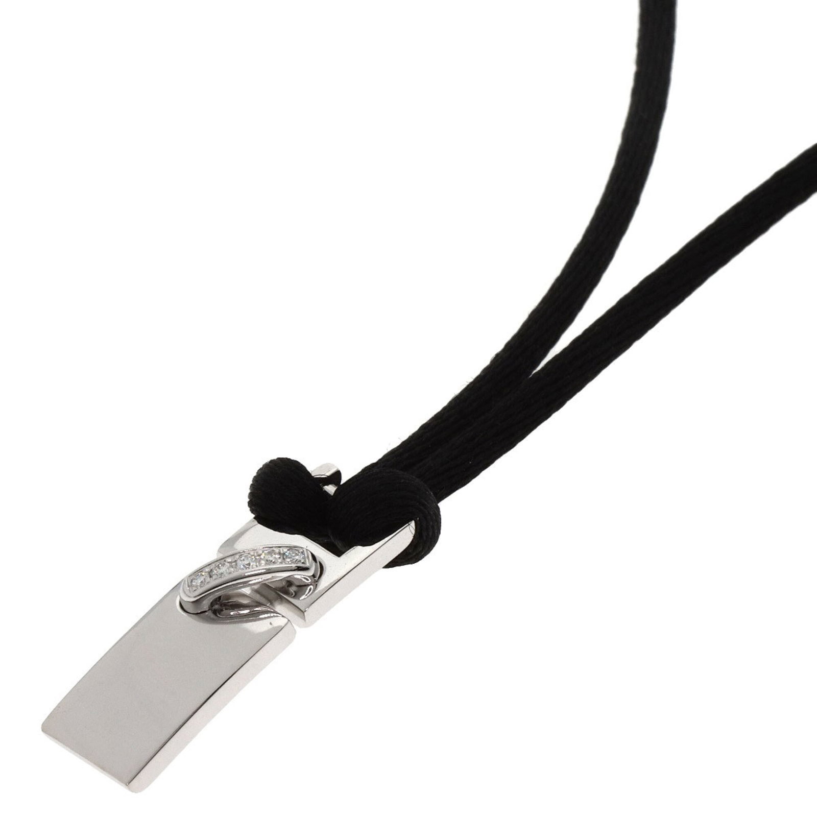 Diamond Necklace In 18K White Gold For Women By Chaumet: Diamond Necklace In 18K White Gold For Women By Chaumet Chaumet's exquisite 18K white gold diamond necklace boasts a stunning 5.2g of sparkling diamonds, carefully set in a beautiful pendant that