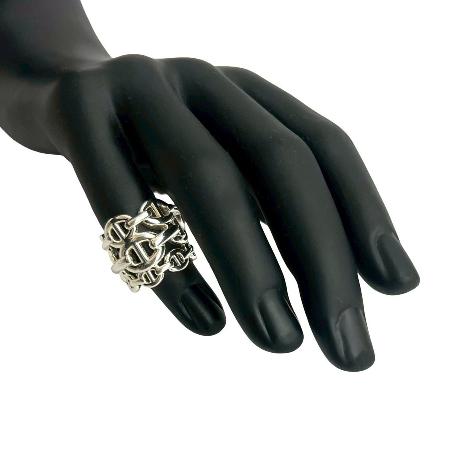 Ring Hermes Silver Band 925: Ring Hermes Silver Band 925 Silver band ring from Hermes, made from high-quality silver 925 material. The ring features a classic design with subtle scratches and signs of usage, giving it a worn-in f