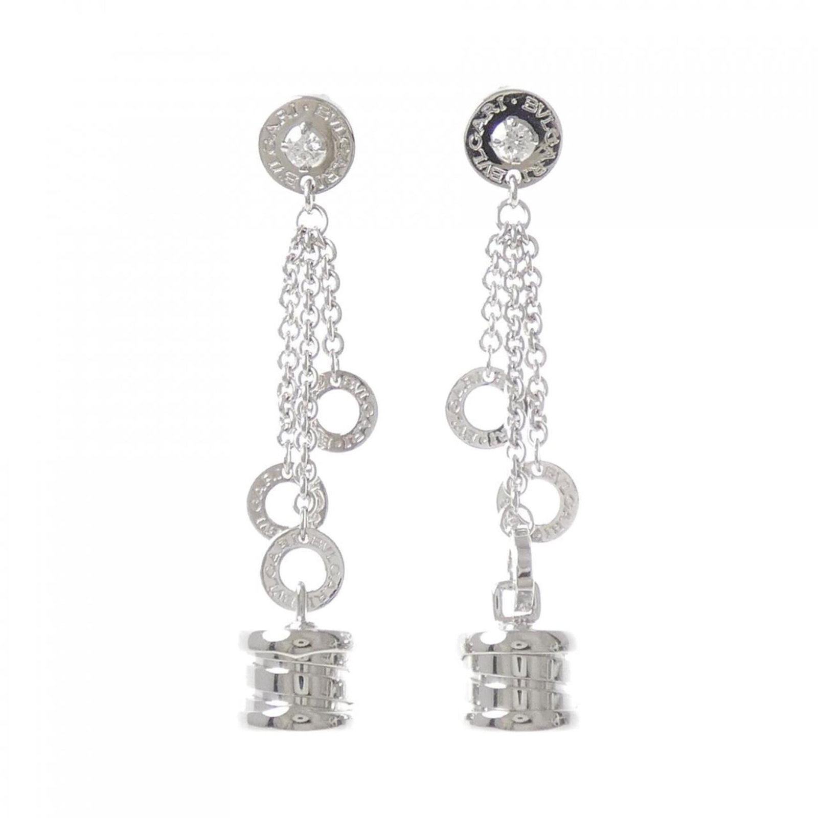 Stud earrings in white gold: Stud earrings in white gold Stud earrings in white gold, bearing the Bvlgari brand, offer a sleek and sophisticated design. The used condition reveals some traces of usage, with minor scratches and di