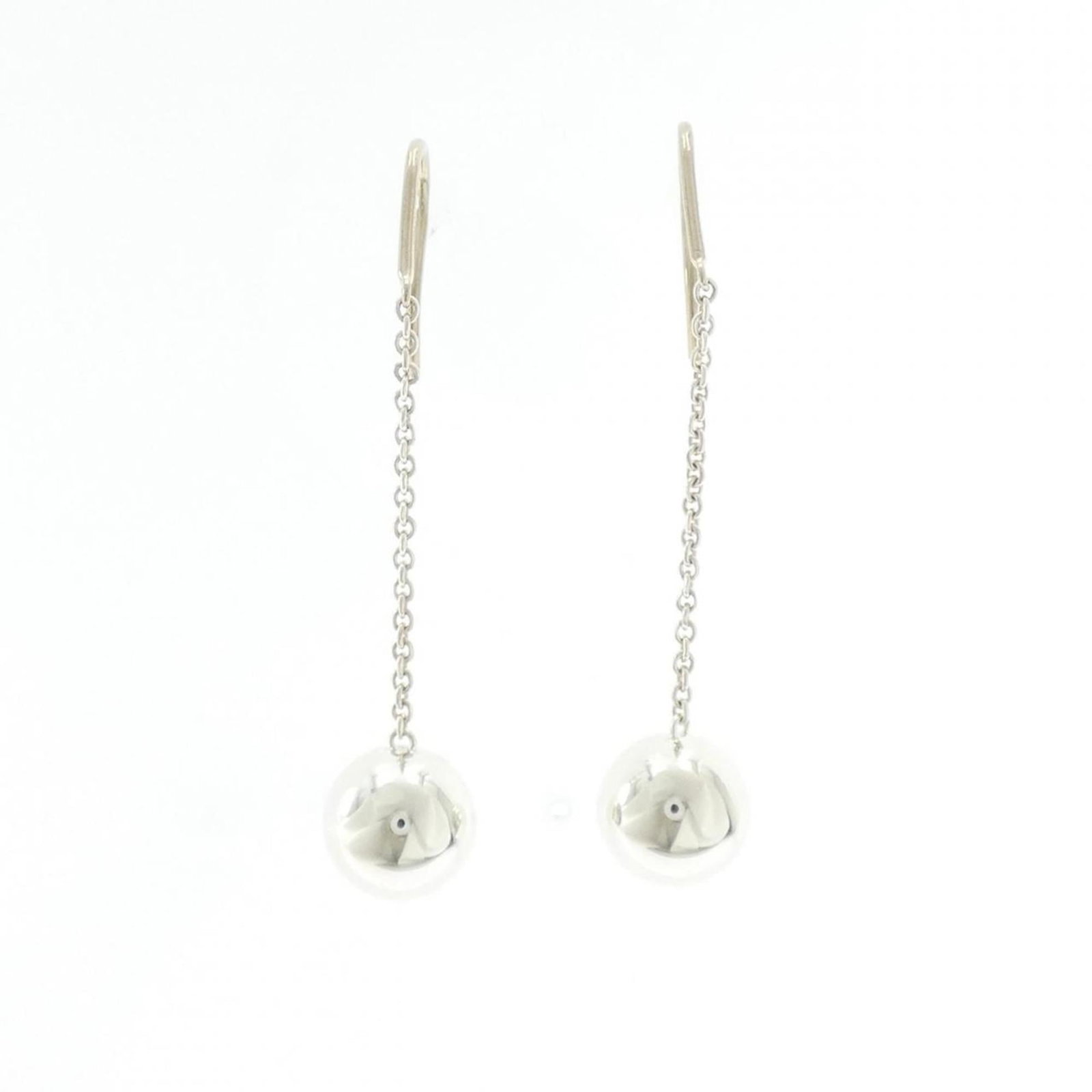 Silver 925 stud earrings by Tiffany: Silver 925 stud earrings by Tiffany Silver 925 stud earrings by Tiffany, bearing a few traces of usage and minor scratches, are available in very good condition. Made from high-quality silver 925 mate