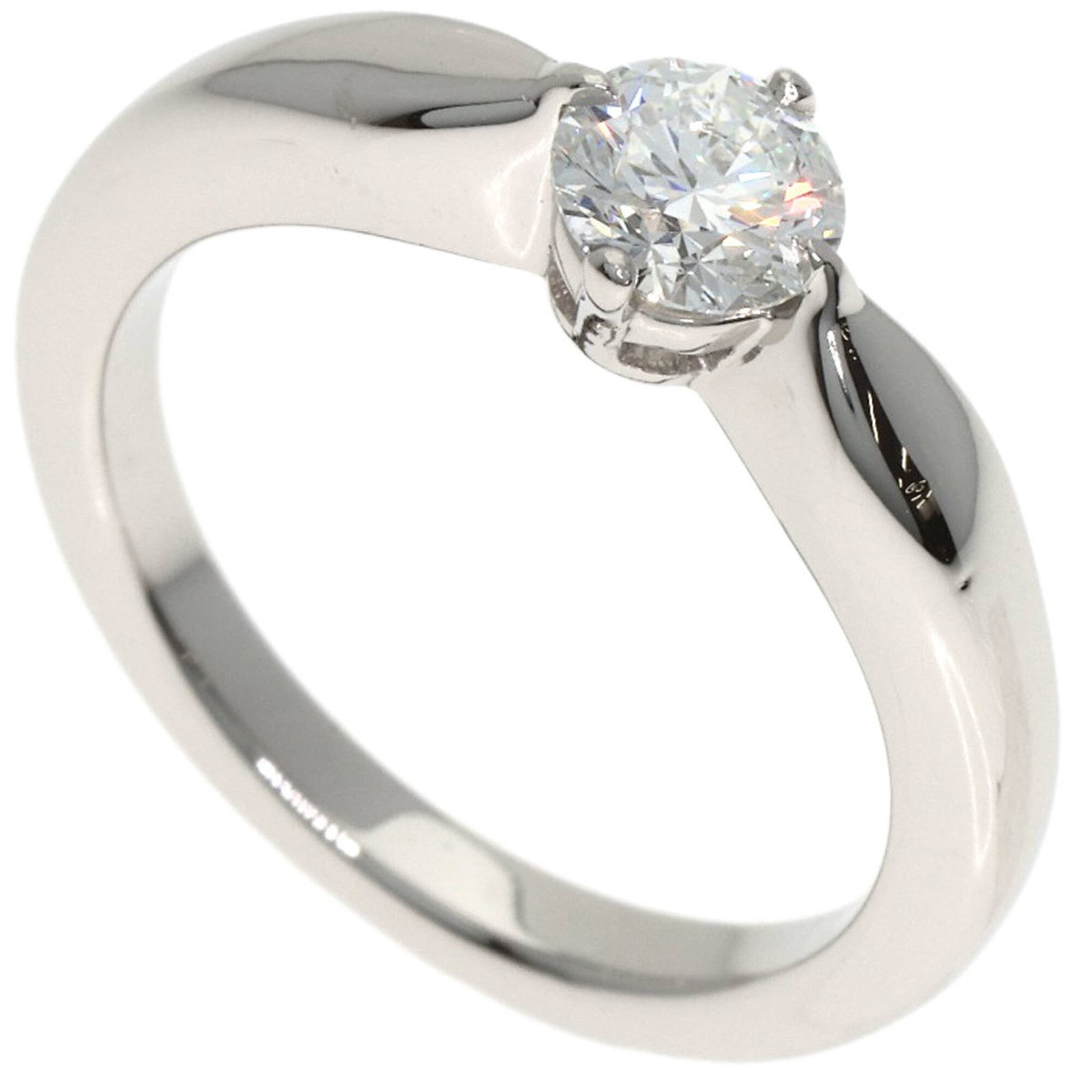 Ring in platinum 950 by Bvlgari: Ring in platinum 950 by Bvlgari Platinum 950 band ring from Bvlgari, featuring a diamond stone and a classic design. The ring showcases some minor signs of wear, including a few scratches and traces