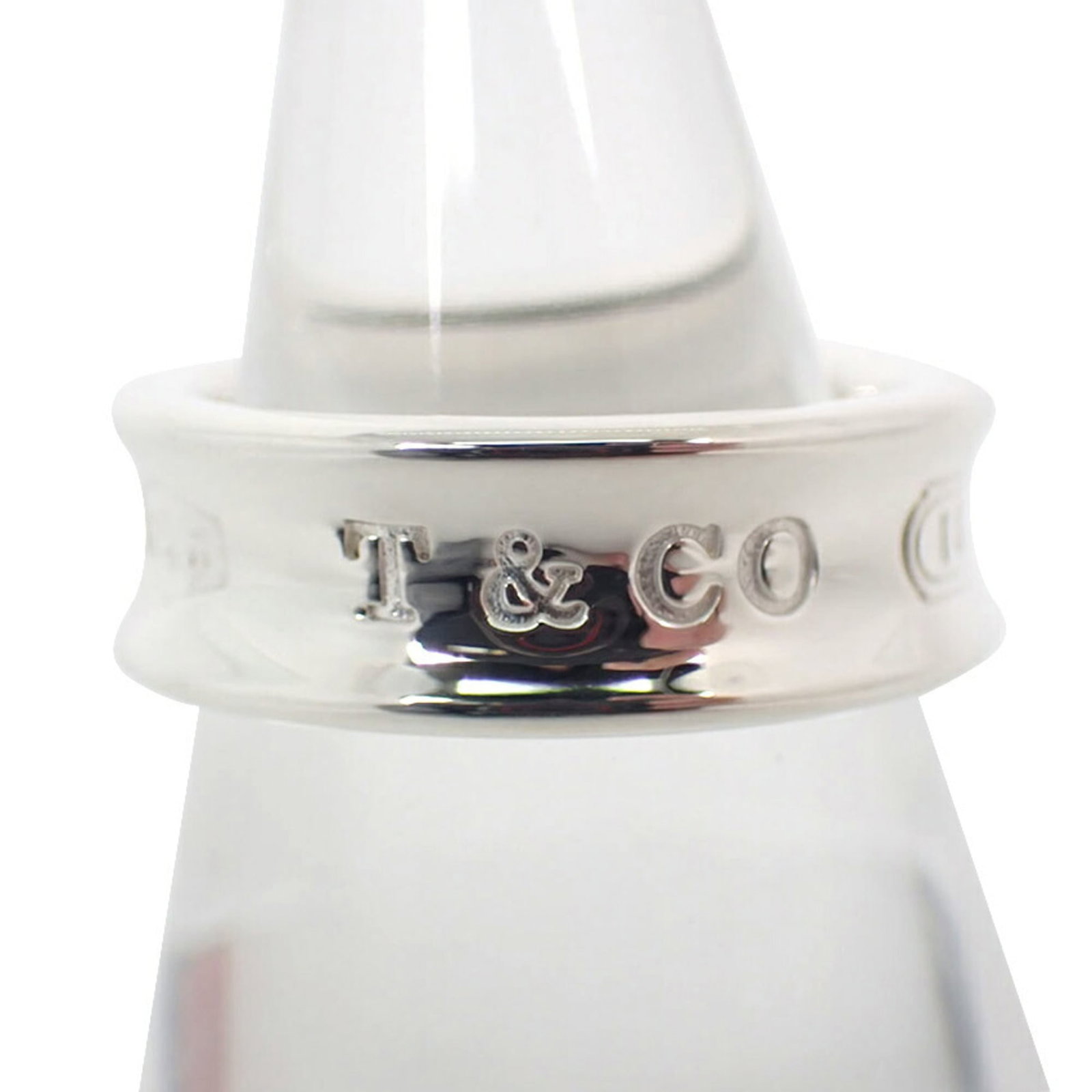 Sterling Silver Ring Tiffany Band: Sterling Silver Ring Tiffany Band Sterling Silver Ring Tiffany Band - A beautiful, like-new condition band ring in sterling silver with a classic design. Made from high-quality 925 material, it