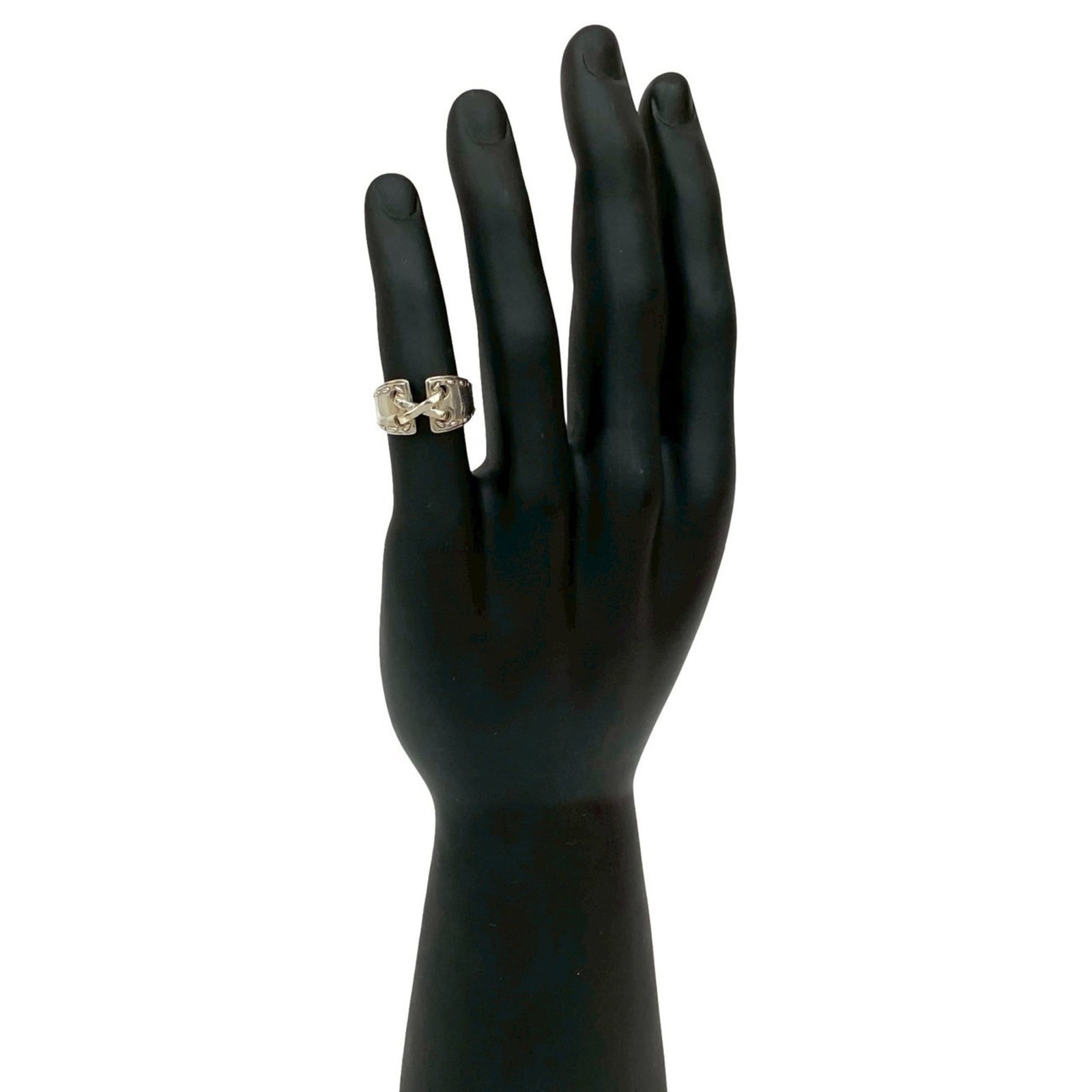 Ring Hermes Silver Band 925: Ring Hermes Silver Band 925 Silver band ring from Hermes, made with high-quality 925 silver. The ring features a classic design and bears the signature of its creator. With some signs of wear, this us