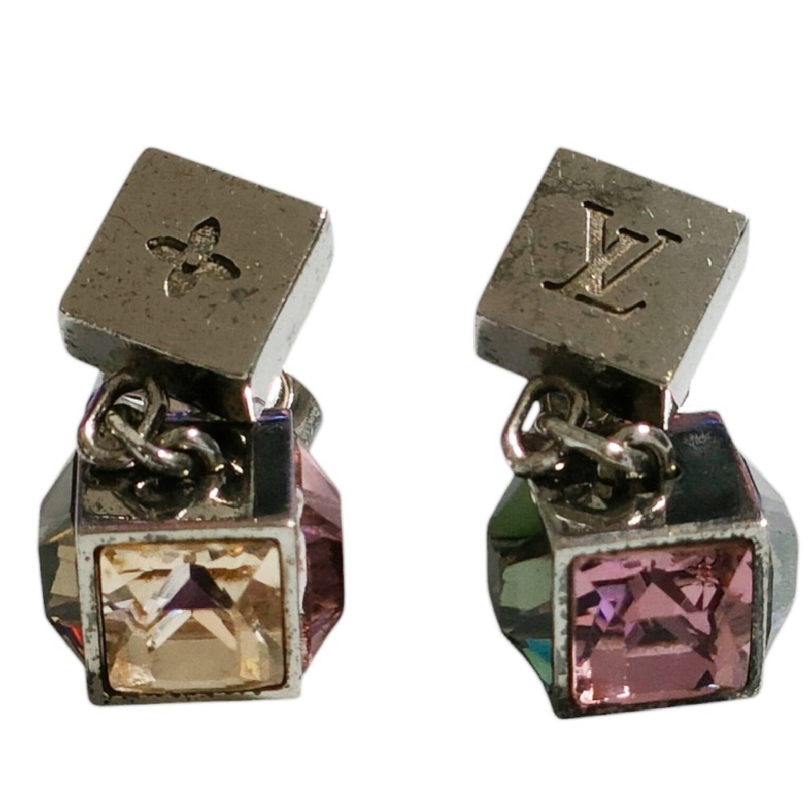Louis Vuitton Stud Earrings Metal: Louis Vuitton Stud Earrings Metal Stud earrings from Louis Vuitton, featuring metal construction in silver. The item measures 21.00mm x 8.00mm and bears traces of usage with minor damages and dirt vis