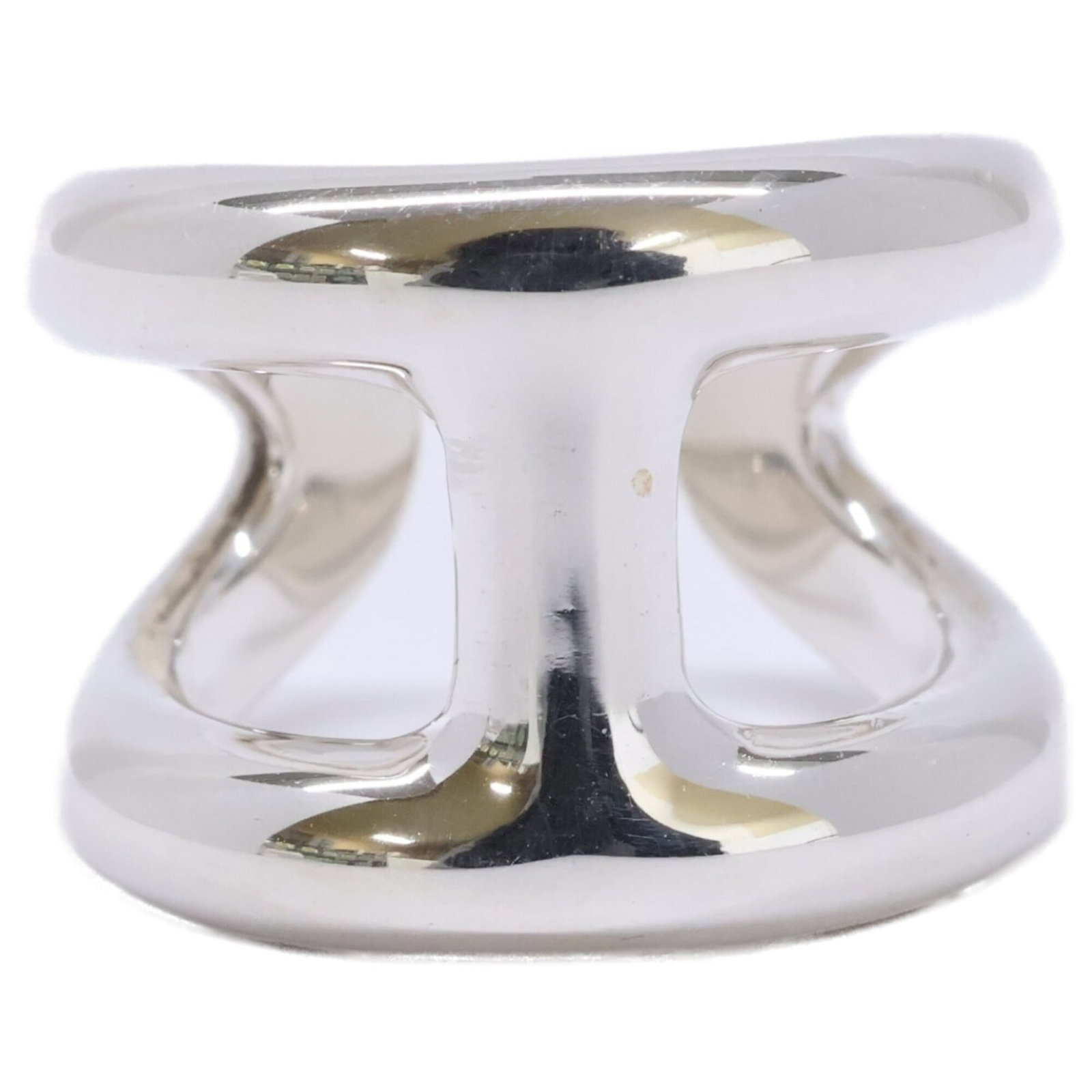 Ring Hermes Silver Band 925: Ring Hermes Silver Band 925 Silver band ring from Hermes, made from high-quality silver (925). This like-new item features a sleek and modern design. Item Specifics: Brand: Hermes Type: Band Ring