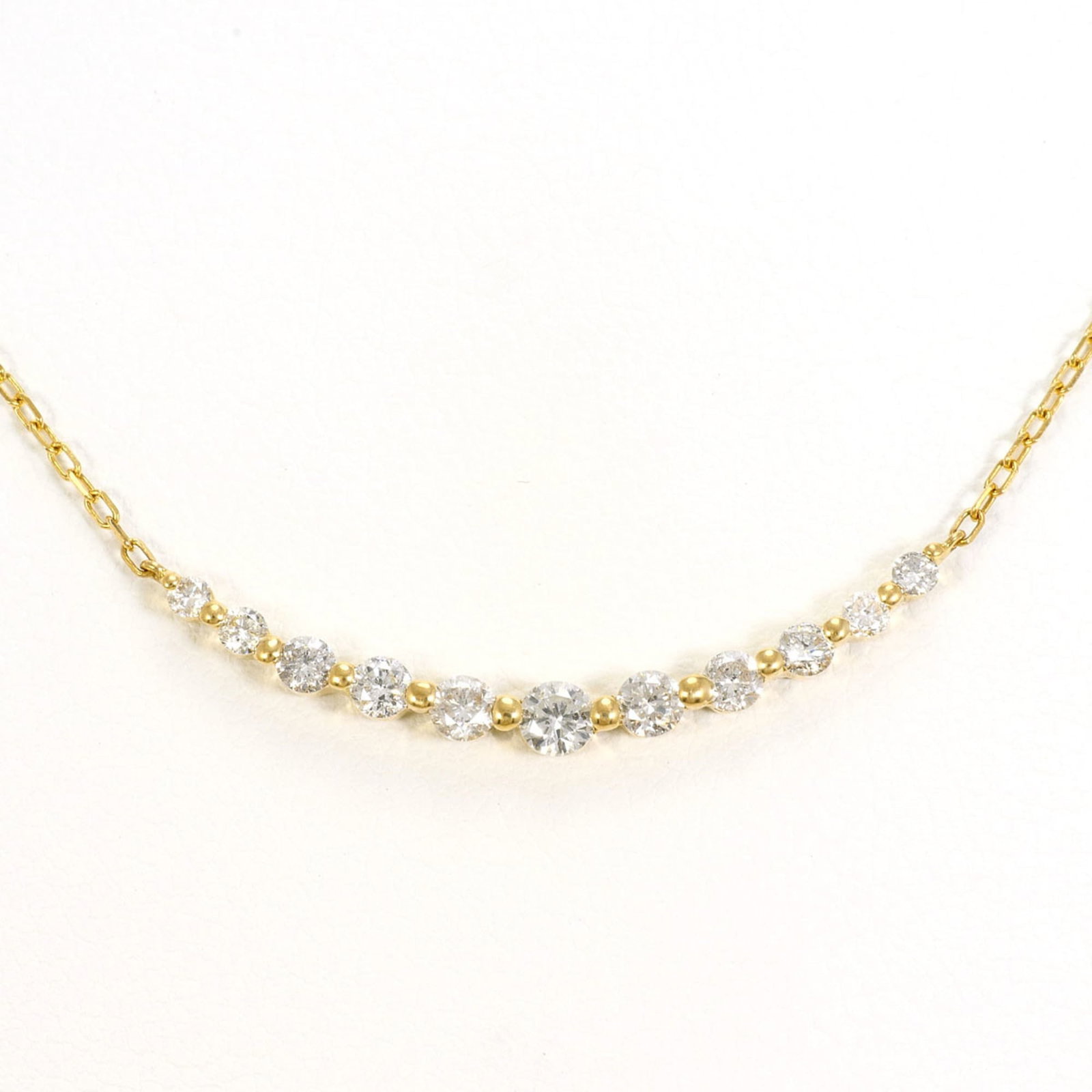 18K (18-Karat) Yellow Gold Necklace With 0.50Ct Diamond Total Weight 2.2G 48Cm Length Jewelry: 18K (18-Karat) Yellow Gold Necklace With 0.50Ct Diamond Total Weight 2.2G 48Cm Length Jewelry 18K yellow gold necklace with a total weight of 0.50 carats in diamonds, set within a sturdy chain of