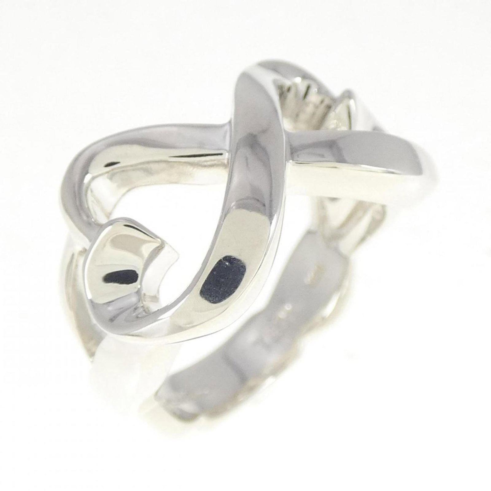 Tiffany Band Ring Silver 925: Tiffany Band Ring Silver 925 Silver 925 Tiffany band ring with a sleek design, crafted from high-quality silver. This used item has hardly any traces of usage and is in like new condition, making it a