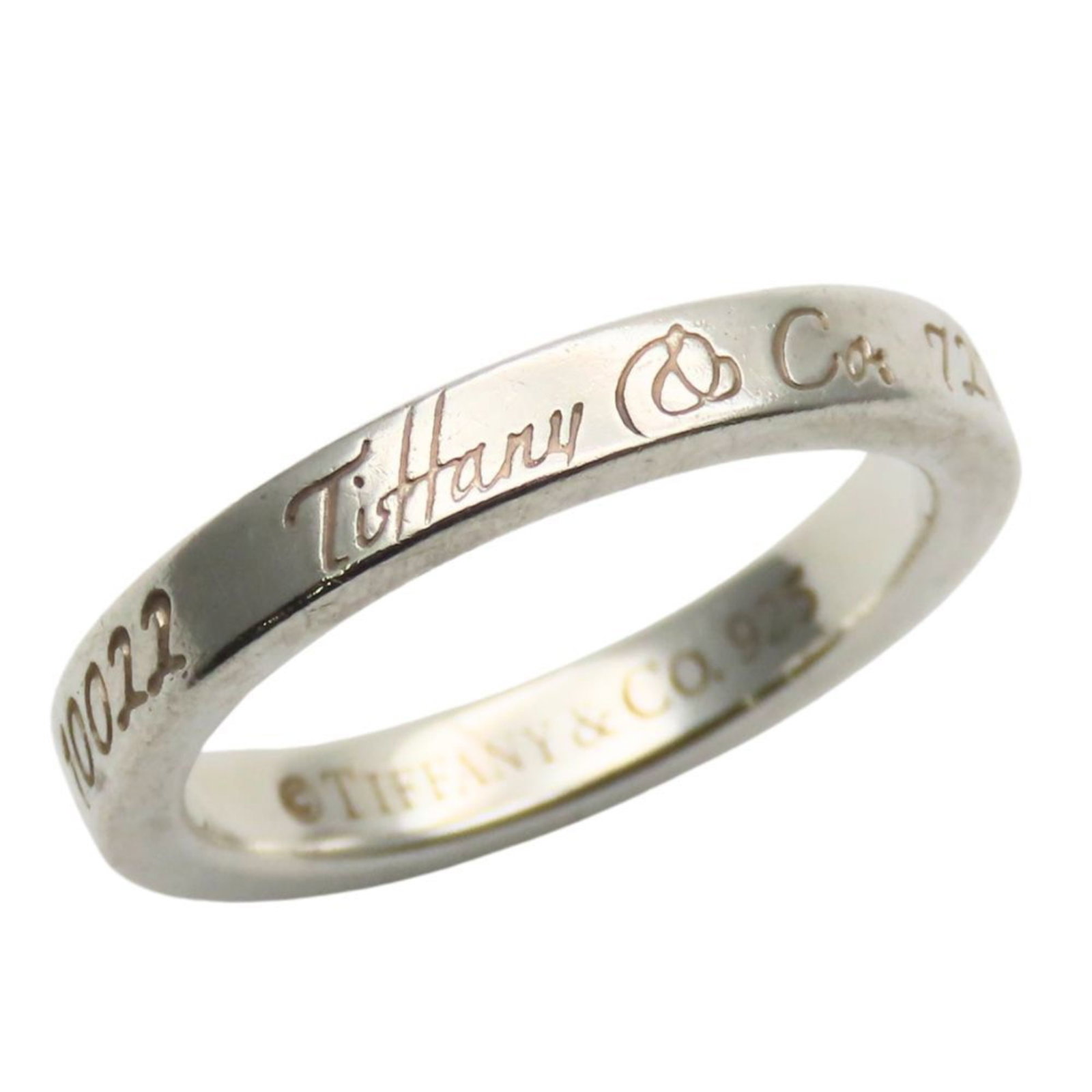 Tiffany Band Ring Silver 925: Tiffany Band Ring Silver 925 Silver 925 band ring from Tiffany, featuring a classic design with subtle wear and minor scratches. This used ring is in good condition, showing signs of previous use. A s