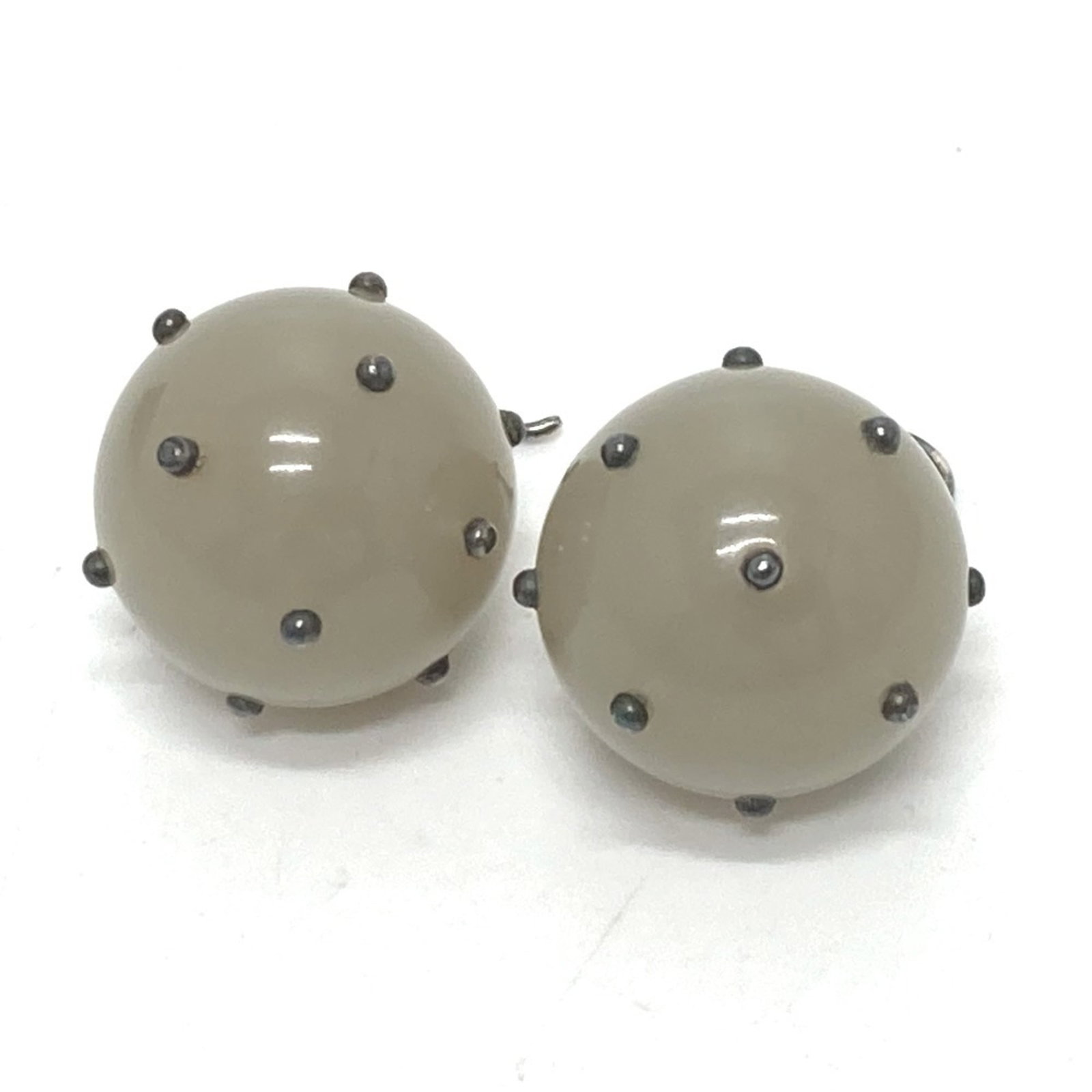 Bottega Veneta Drop Earrings Plastic: Bottega Veneta Drop Earrings Plastic Bottega Veneta Drop Earrings in Gray and Silver. Made from plastic, these earrings feature a classic drop design with a 35mm x 23mm size. The item shows signs of
