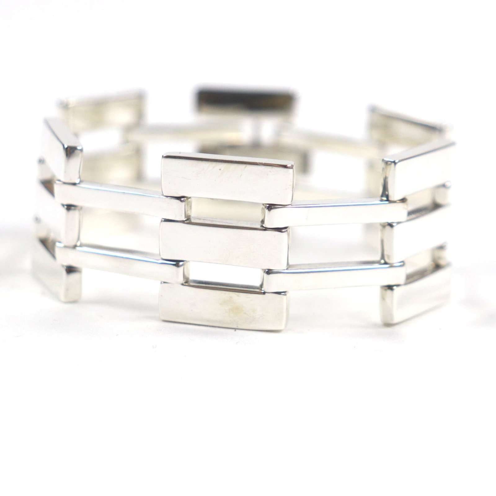 Gucci Link Bracelet: Gucci Link Bracelet Silver Gucci Link Bracelet for Men, Vintage Condition. This silver link bracelet features a classic design with a length of 19.5cm and a width of 2.5cm, weighing 90.27g. With some