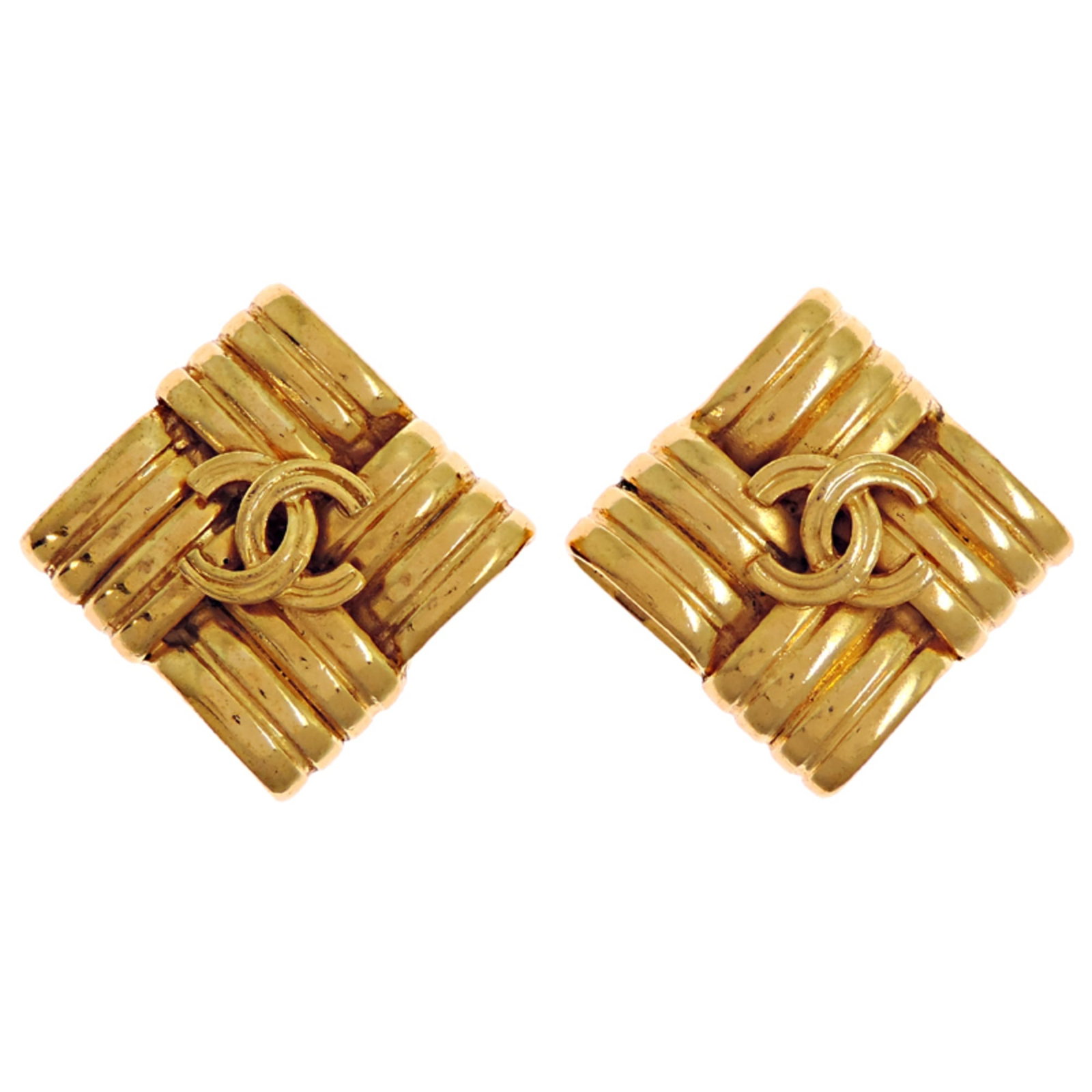 Clip earrings gold plating by Chanel: Clip earrings gold plating by Chanel Clip earrings in gold plating by the renowned fashion brand Chanel. These elegant accessories feature a classic design and are made from high-quality gold