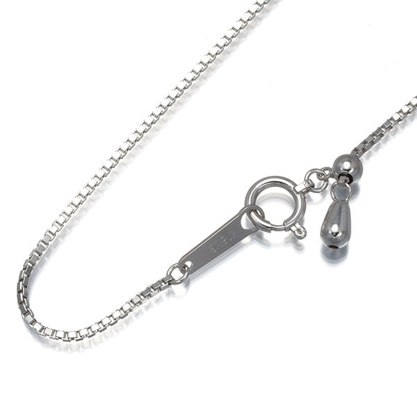 Chain Box Necklace 45cm 18k White Gold: Chain Box Necklace 45cm 18k White Gold 18k White Gold Chain Box Necklace measures 45cm in length, showcasing the elegance of its minimalist design. The necklace's chain style and lack of a main stone