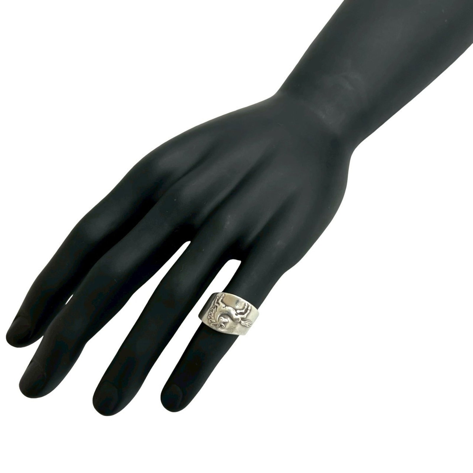 Ring Hermes Silver Band 925: Ring Hermes Silver Band 925 Silver band ring from Hermes, made from 925 sterling silver. The ring bears traces of usage and minor scratches, but remains in good condition overall. This used band ring