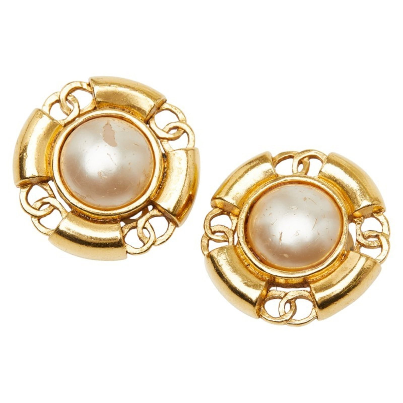 Clip earrings metal by Chanel: Clip earrings metal by Chanel Chanel's iconic clip earrings are a timeless accessory, featuring a sleek metal design. With their classic style and compact size, these earrings are perfect for