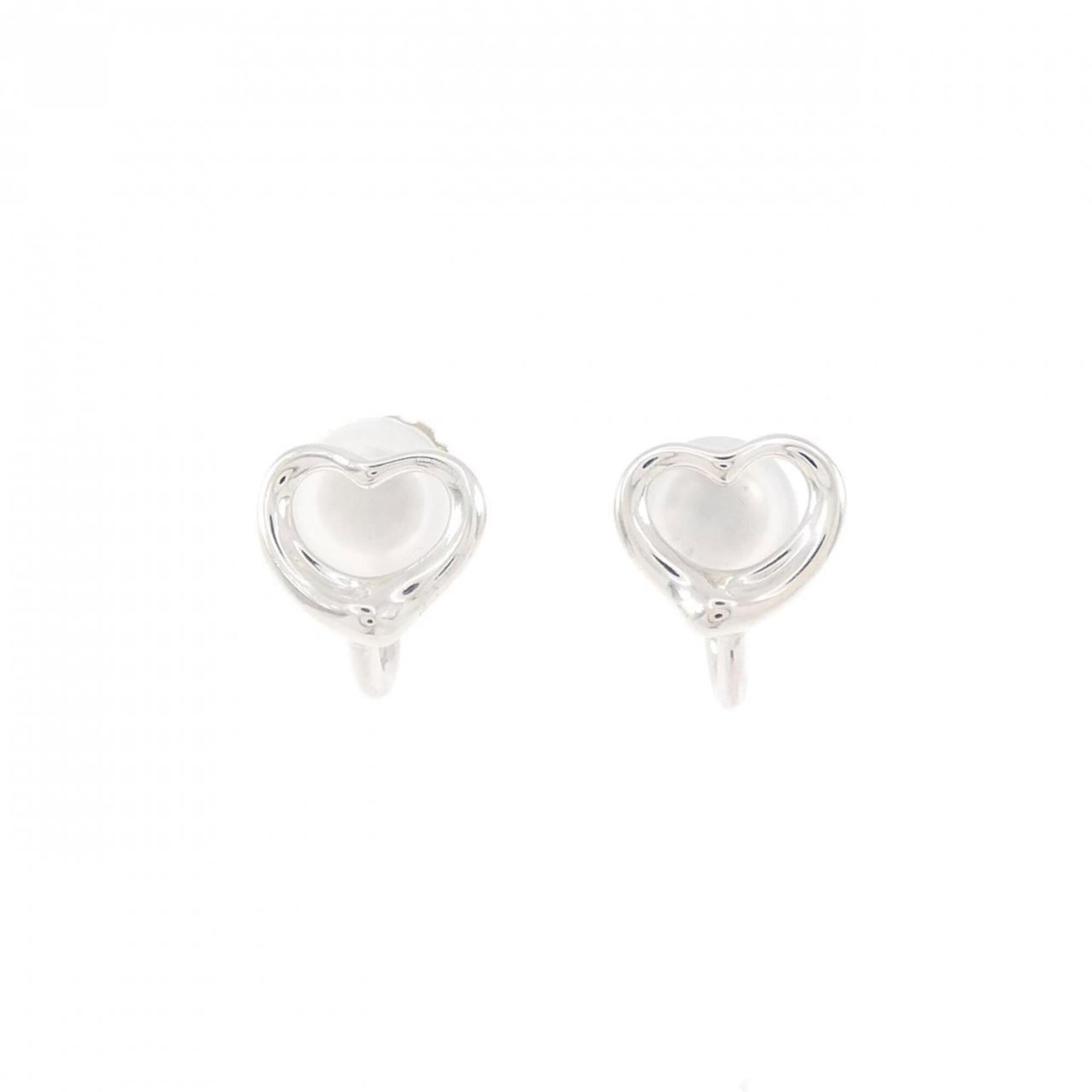 Silver clip earrings Tiffany: Silver clip earrings Tiffany Silver clip earrings with a classic Tiffany design, crafted from high-quality silver. The subtle details and elegant style make these earrings a timeless accessory for