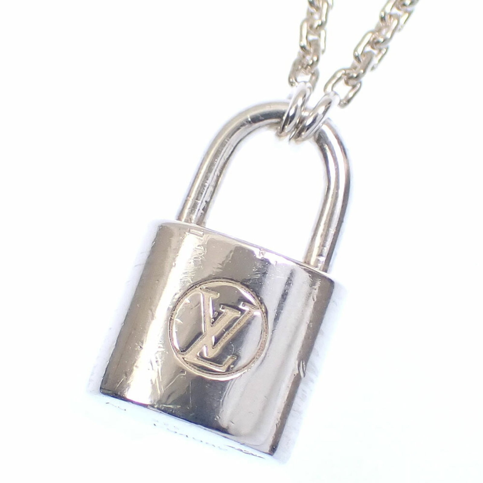 Louis Vuitton Silver Lockit Necklace Pendant For Women Sv925 8.3G Padlock Q93559: Louis Vuitton Silver Lockit Necklace Pendant For Women Sv925 8.3G Padlock Q93559 Silver Lockit Necklace Pendant For Women Louis Vuitton, made from high-quality 925 silver, features an iconic padlock d