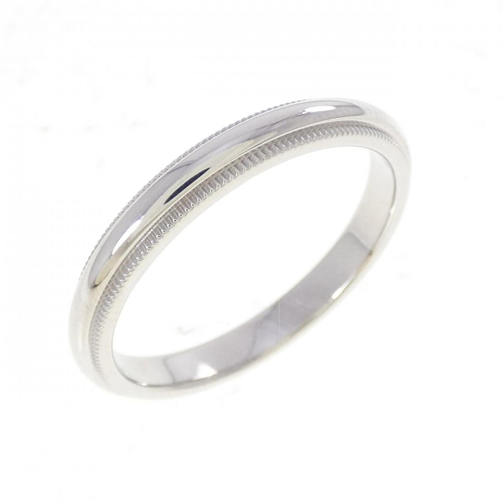 Platinum ring by Tiffany band: Platinum ring by Tiffany band Platinum ring by Tiffany features a high-quality band made from 950 platinum, with a sleek design that exudes luxury. This item has been carefully preserved in like-new