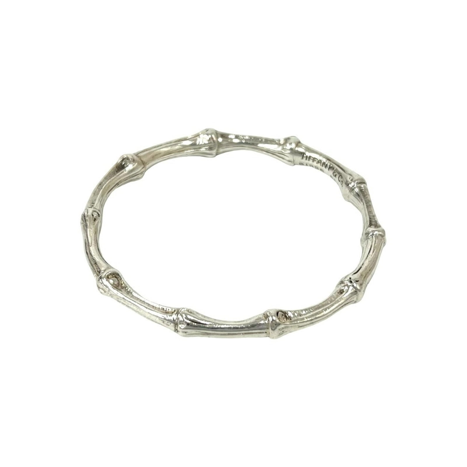 Silver Bangle Tiffany: Silver Bangle Tiffany Silver Bangle Tiffany bears a signature, made from high-quality silver (925) and measuring 18cm in length. This used bangle has visible traces of usage, scratches, and dirt, but 