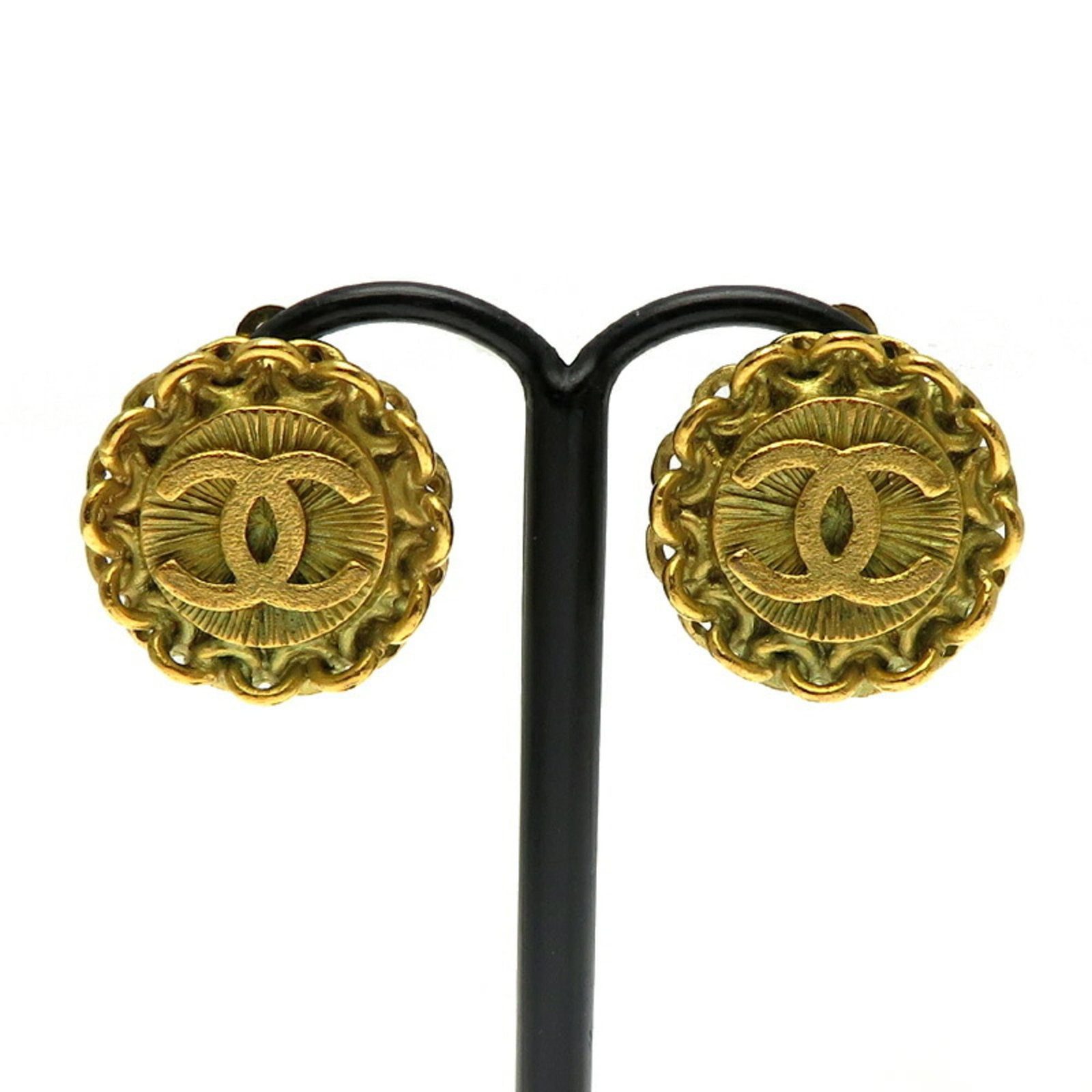 Clip earrings gold plating by Chanel: Clip earrings gold plating by Chanel Clip earrings in gold plating by Chanel, with a size of 18.00mm x 18.00mm and traces of usage visible due to scratches and dirt. The condition shows signs of wear,