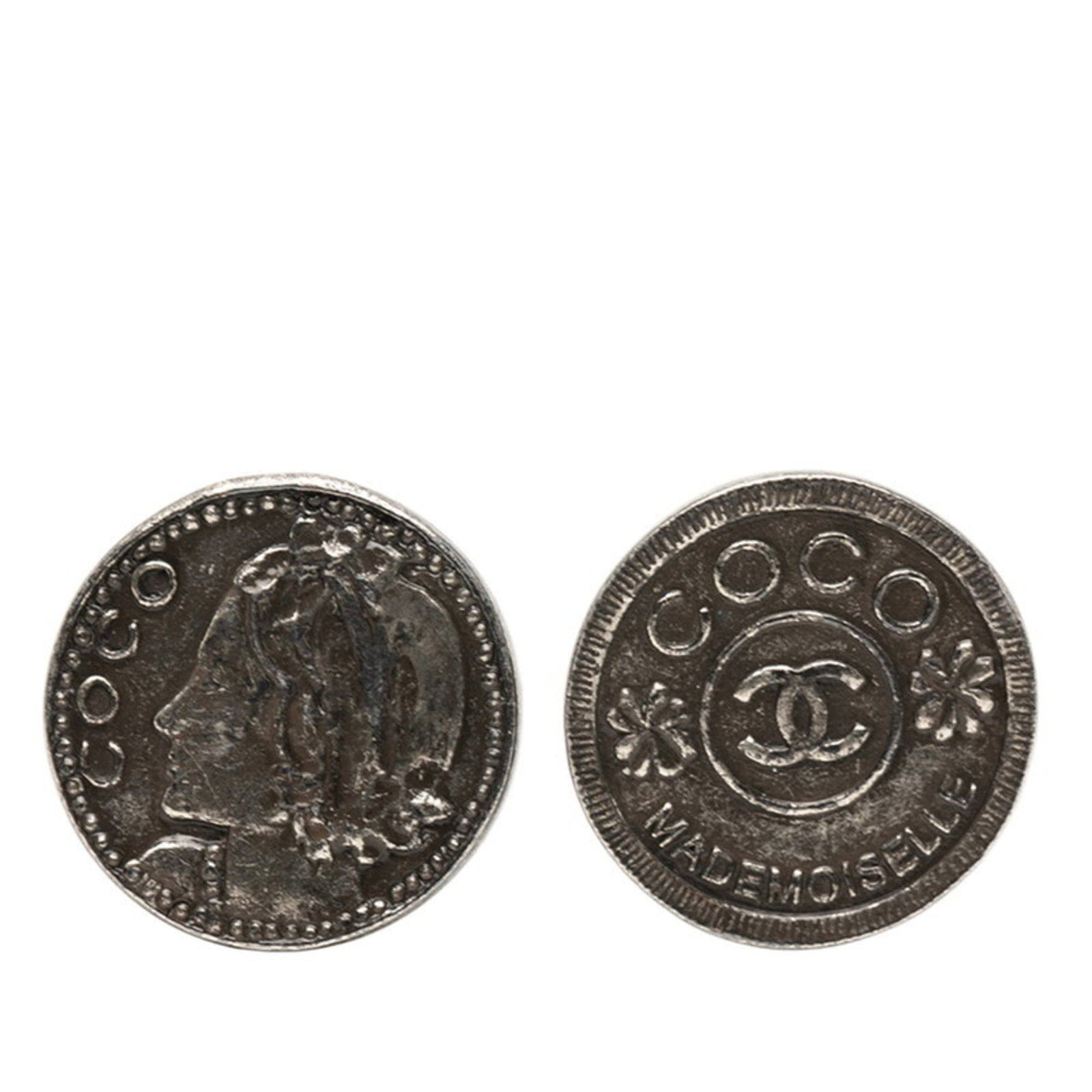Clip earrings metal by Chanel: Clip earrings metal by Chanel Clip earrings in silver metal by renowned fashion house Chanel, bearing subtle signs of use. The intricate design remains intact despite minor scratches and dirt
