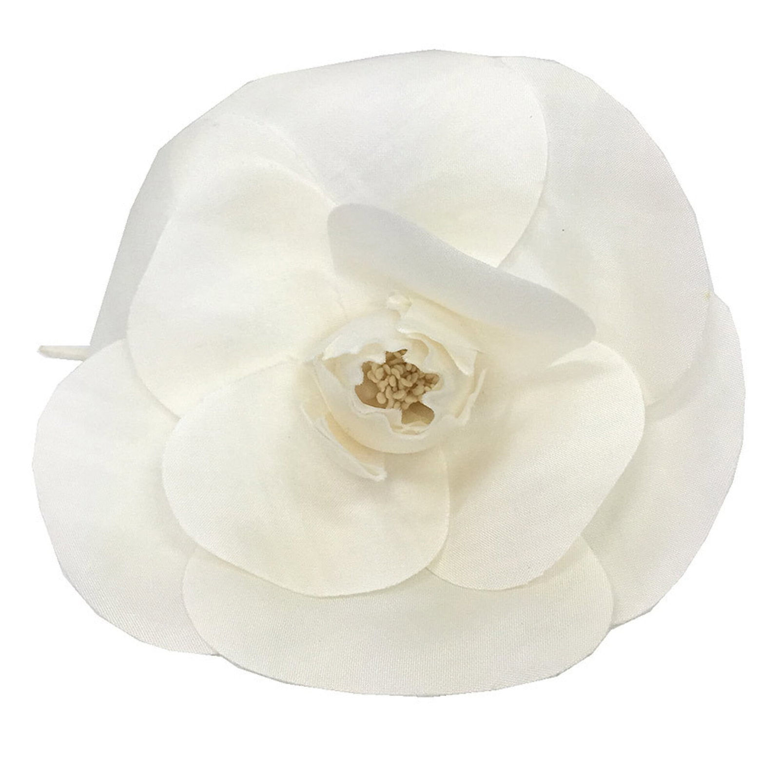 Corsage Chanel: Corsage Chanel Corsage Chanel in white, bearing a few traces of usage and minor scratches/dirt, remains in very good condition. The delicate design showcases its elegant simplicity, making it a subtle