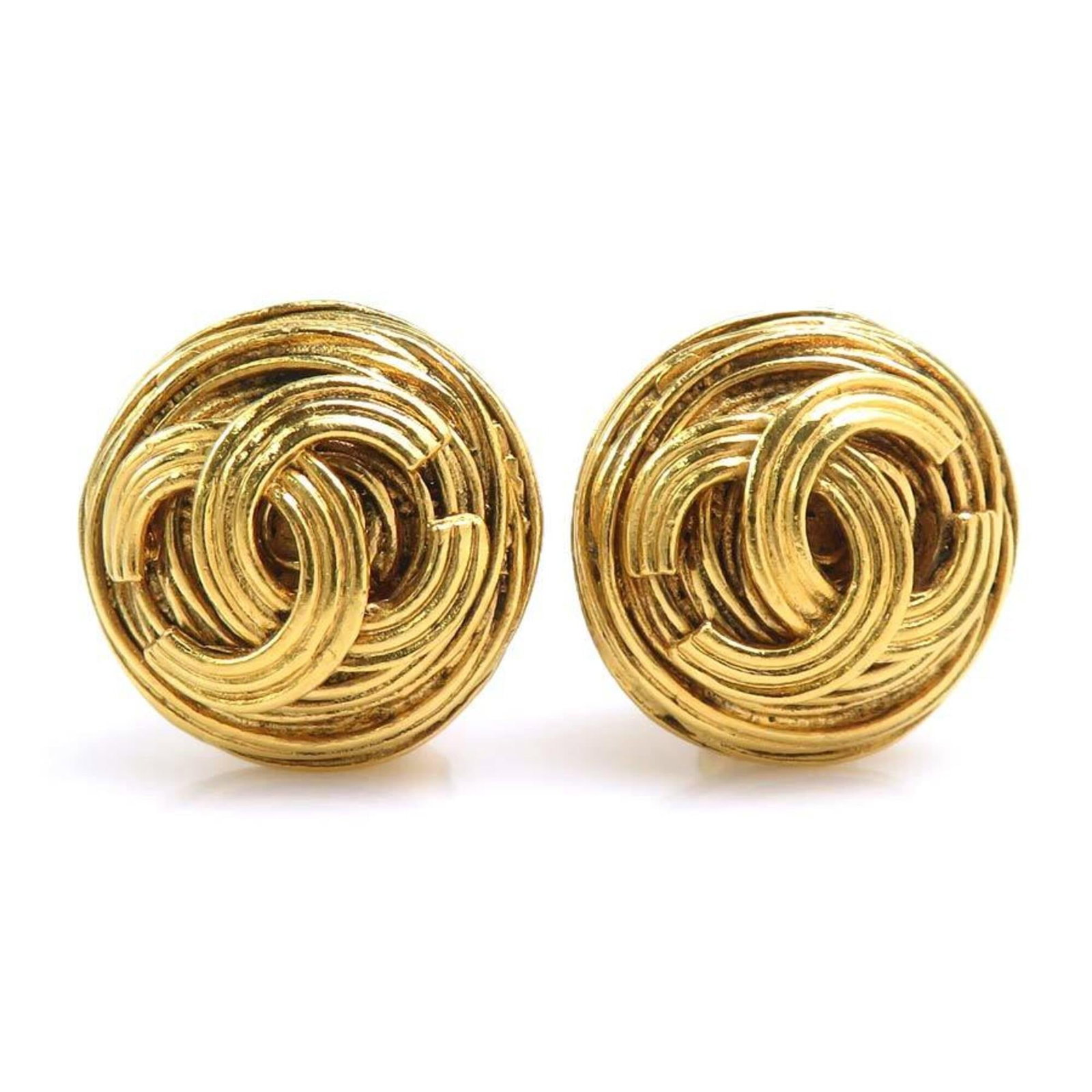 Clip earrings metal by Chanel: Clip earrings metal by Chanel Clip earrings by Chanel in gold metal, featuring a classic design with subtle wear from previous use. The item measures 20mm x 20mm and bears signs of usage, including
