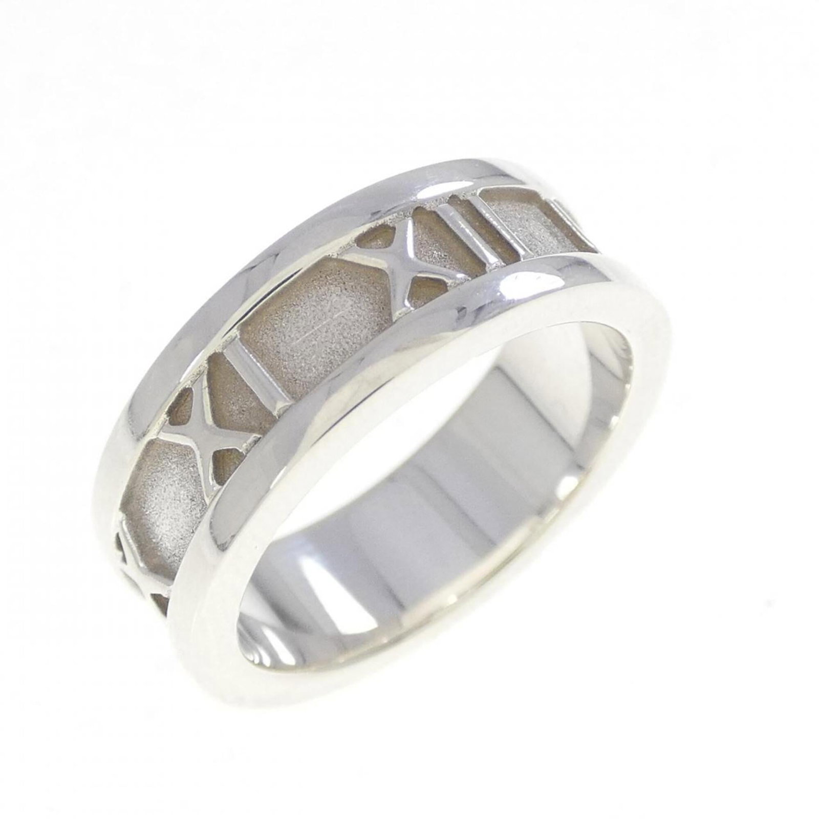 Tiffany Band Ring Silver 925: Tiffany Band Ring Silver 925 Silver 925 band ring from Tiffany, featuring a classic design with subtle wear and minor scratches. Made from high-quality silver, this used ring remains in very good