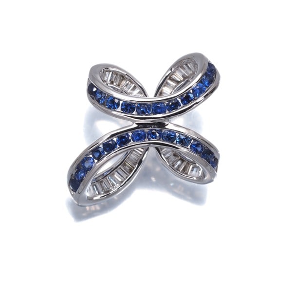 Gstv Pendant Sapphire 0.30Ct Diamond 0.14Ct Cross Tapered-Cut 18K Wg: Gstv Pendant Sapphire 0.30Ct Diamond 0.14Ct Cross Tapered-Cut 18K Wg The GSTV Pendant Sapphire features a stunning 0.30Ct sapphire as its main stone, paired with a 0.14Ct diamond in a cross-shaped des