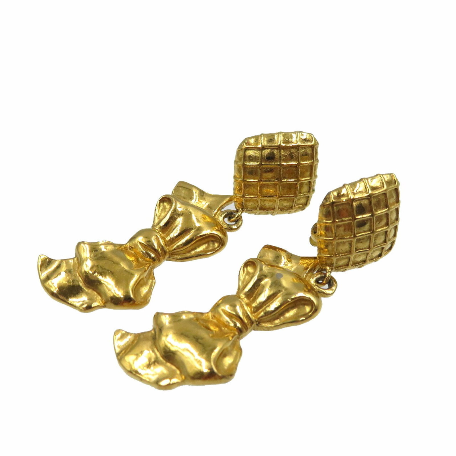 Clip earrings metal by Chanel: Clip earrings metal by Chanel Gold metal clip earrings from the iconic Chanel brand, bearing a few traces of usage and minor scratches. In very good condition despite some signs of wear, these earring