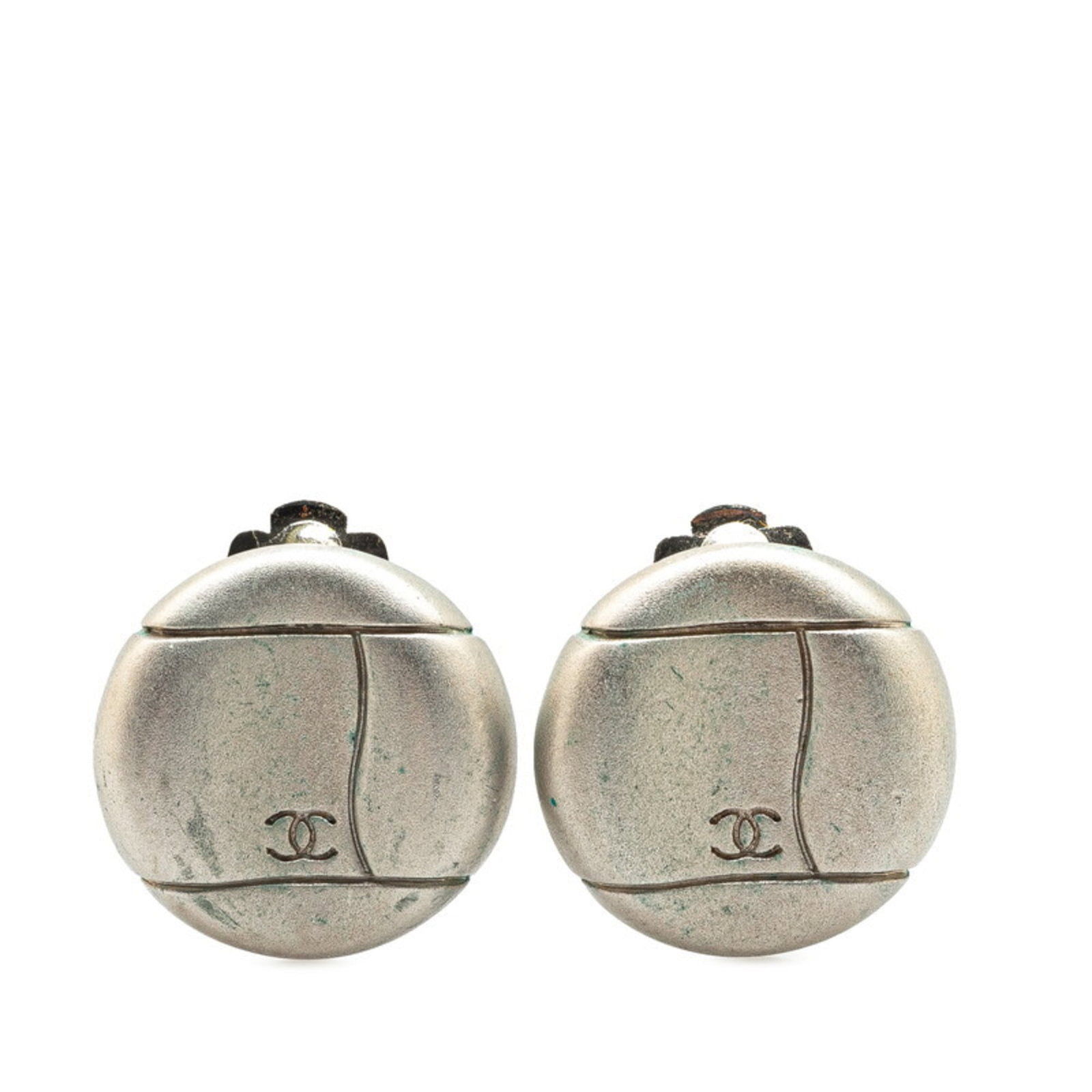 Clip earrings metal by Chanel: Clip earrings metal by Chanel Clip earrings in silver metal from the iconic Chanel brand. These small, versatile accessories feature a sleek design and are made from durable metal. With their classic