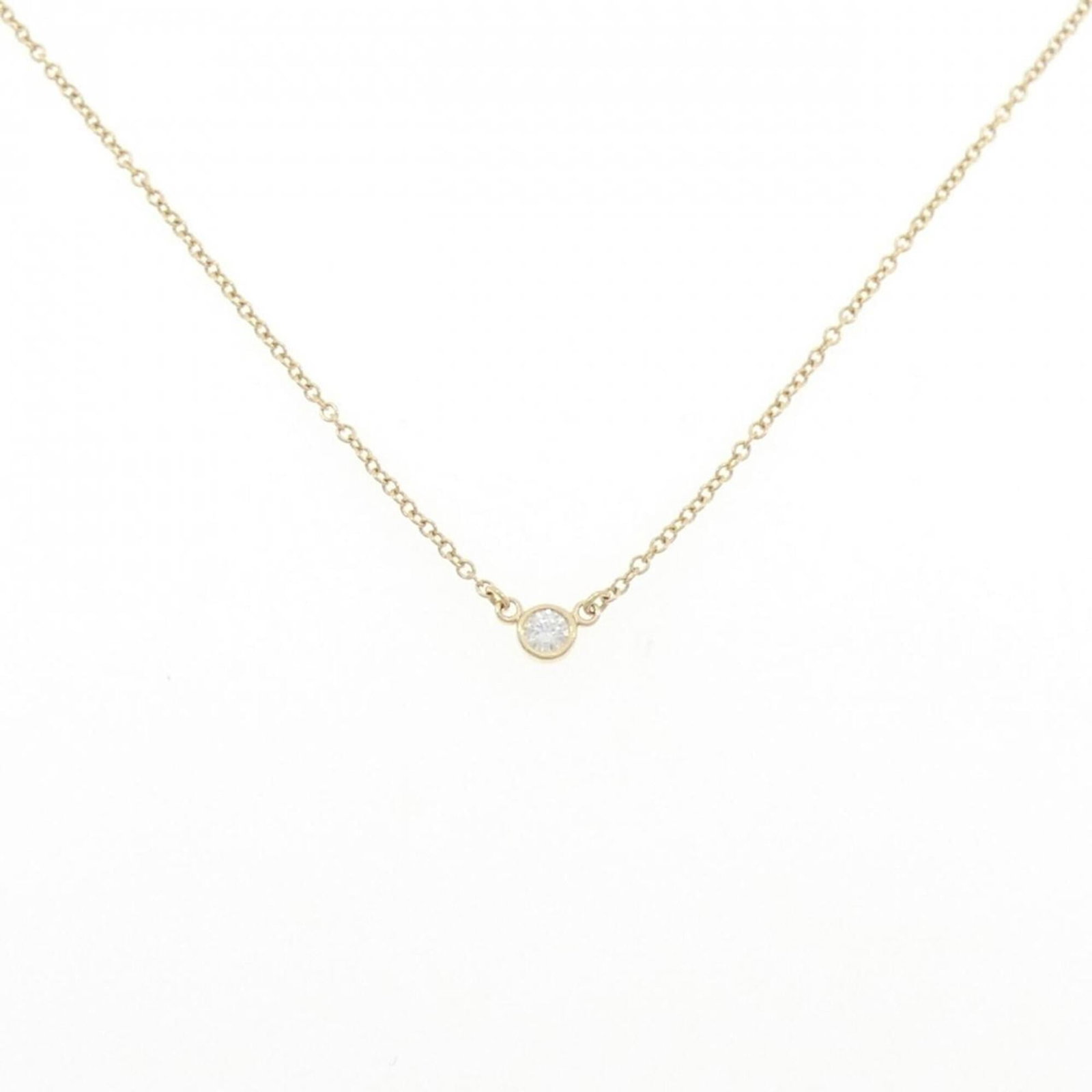 Tiffany Necklace by the yard: Tiffany Necklace by the yard Used Tiffany Necklace by the yard in yellow gold (18K) features a diamond pendant with a 41 cm / 16.14'' neck circumference and a 3.3mm / 0.12'' pendant size, bearing a