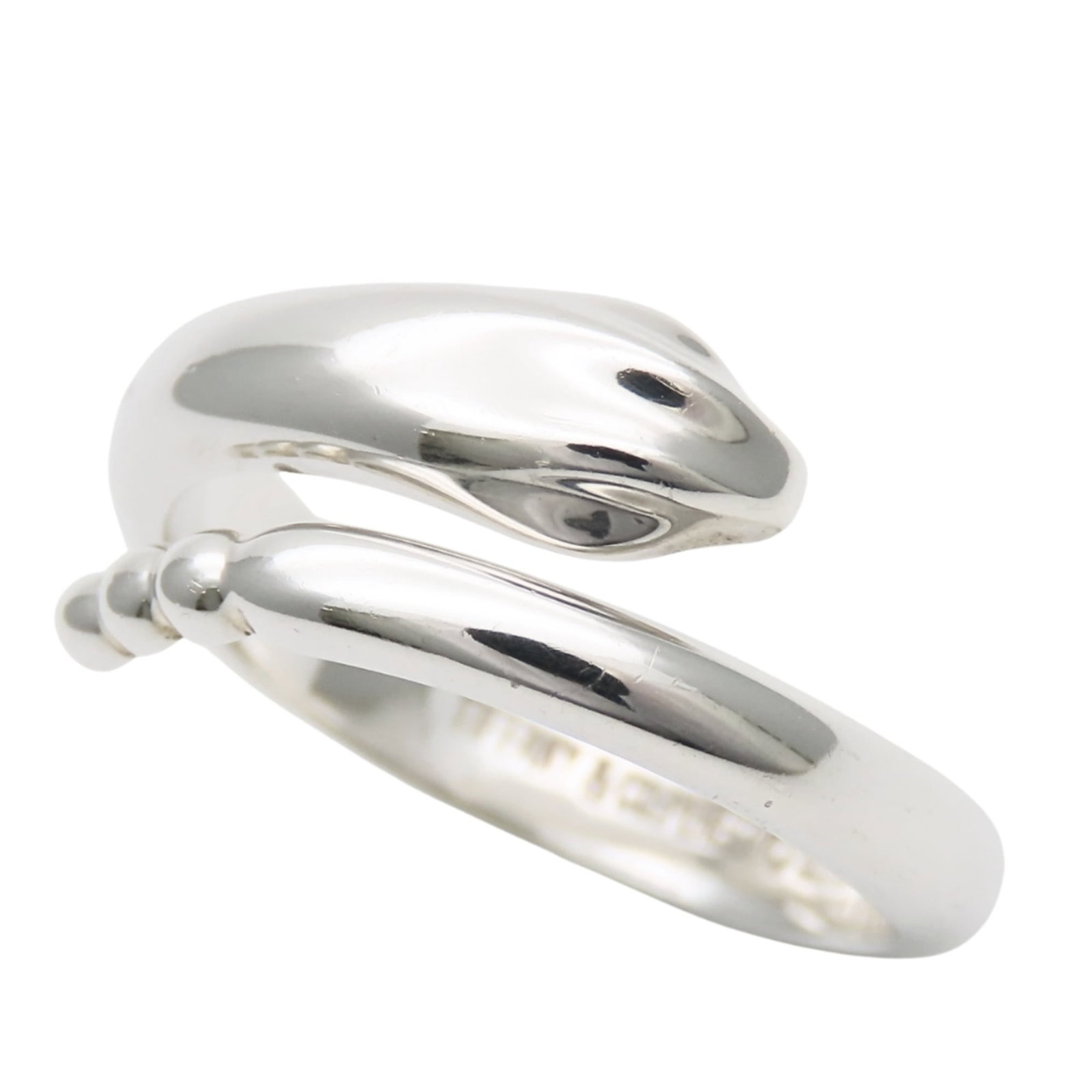 Tiffany Band Ring Silver 925: Tiffany Band Ring Silver 925 Silver 925 band ring from Tiffany, featuring a classic design in a durable and long-lasting silver alloy. The ring bears some minor scratches and wear, but remains in