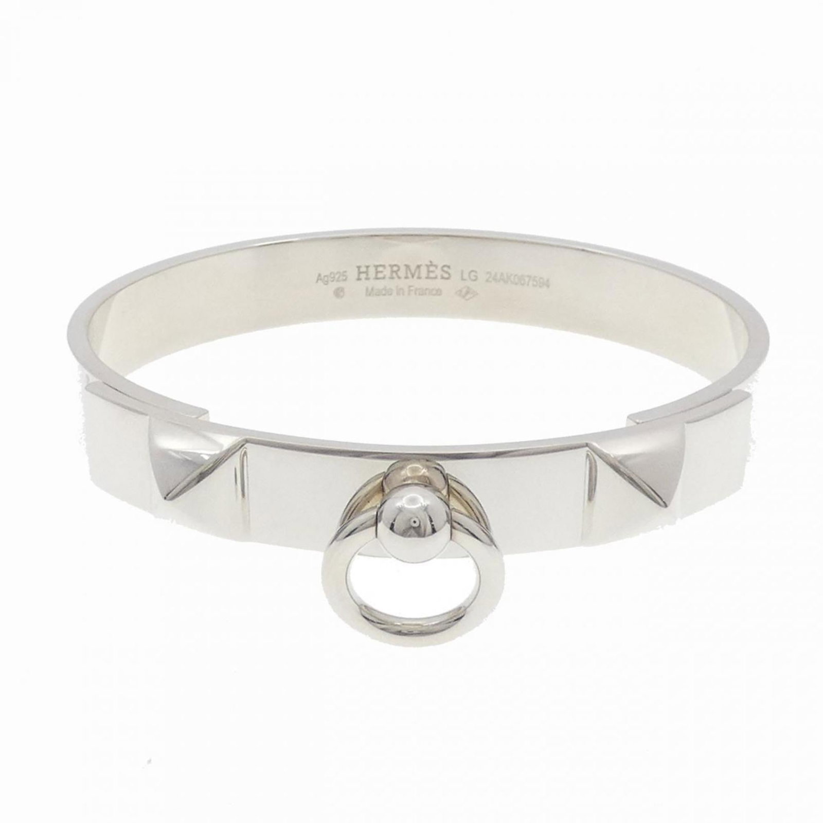 Hermes Bangle Silver 925: Hermes Bangle Silver 925 Silver 925 Hermes Bangle in excellent condition, featuring a classic design with a few subtle signs of wear. The bangle's silver finish shows some minor scratches and dirt, bu