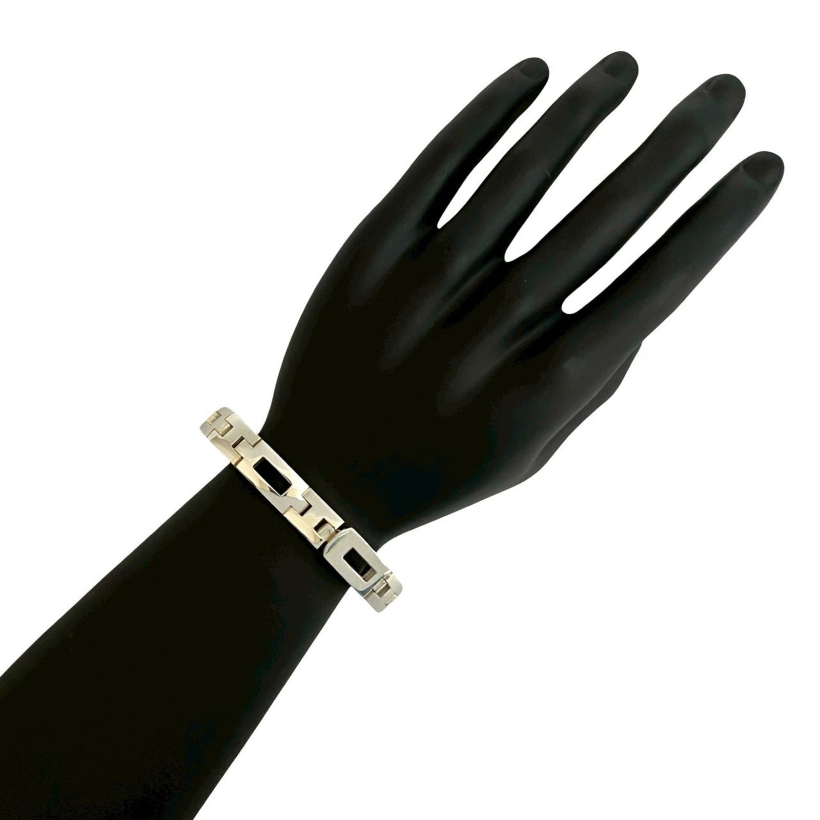 Silver Charm Bracelet 925 by Hermes: Silver Charm Bracelet 925 by Hermes Silver Charm Bracelet 925 by Hermes features a delicate, sterling silver design with subtle charm details. Measuring 19.5cm in length, this 925 silver bracelet