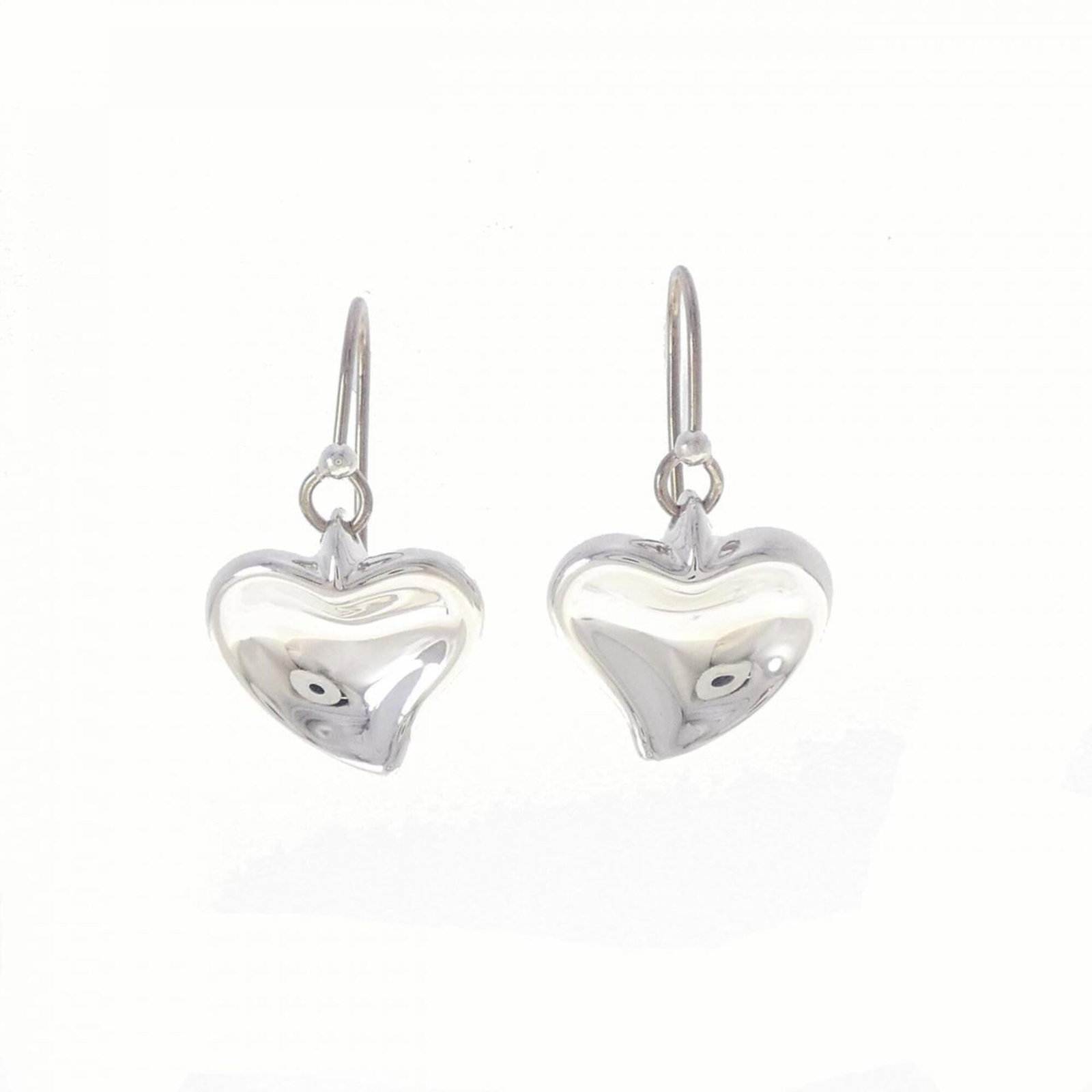 Silver 925 stud earrings by Tiffany: Silver 925 stud earrings by Tiffany Silver 925 stud earrings by Tiffany, featuring a sleek and modern design, are crafted from high-quality silver material. With their classic style and subtle shine, 