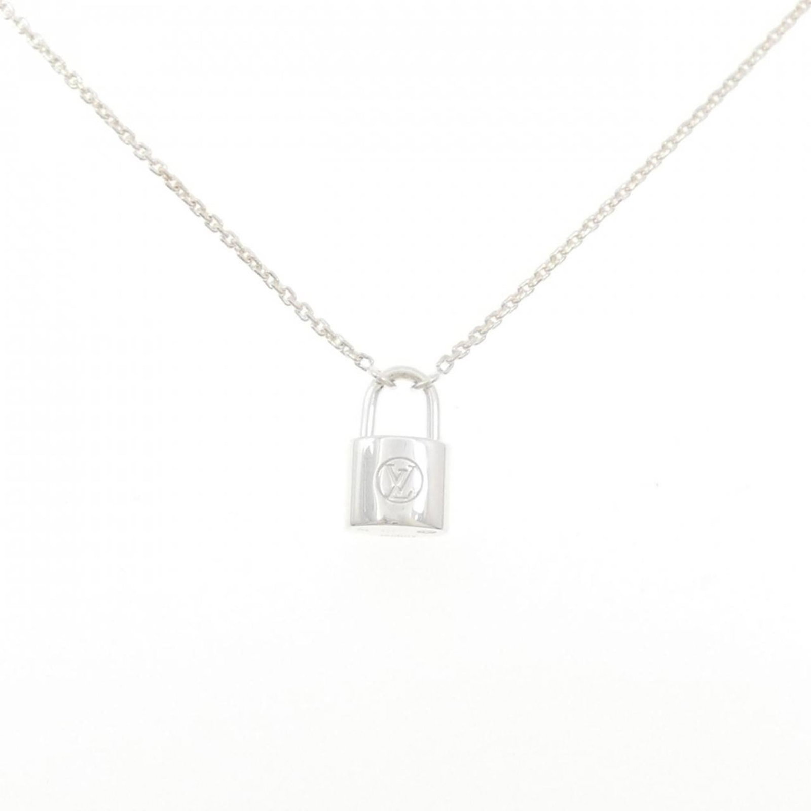 Louis Vuitton Lockit Necklace: Louis Vuitton Lockit Necklace Silver 925 Louis Vuitton Lockit Necklace with a pendant size of 15.7mm x 9.6mm, featuring a silver neck circumference of 50 cm / 19.68''. Item Specifics: Brand: Louis Vui